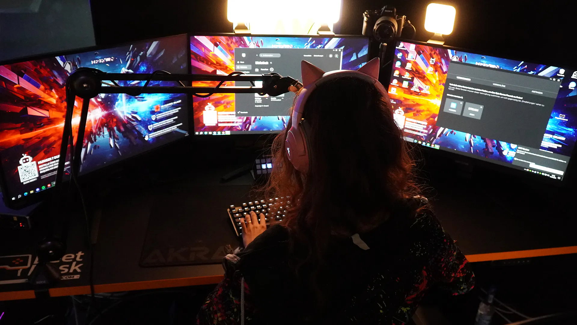 Eine Streamerin an einem Streaming Setup mit LeetDesk