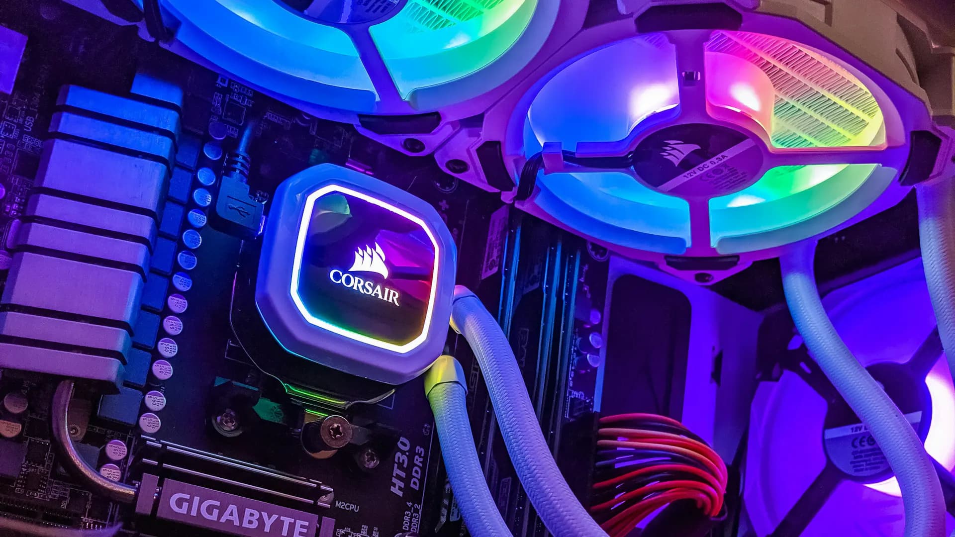 Eine Nahaufnahme eines Streaming PCs mit RGB beleuchteten Lüftern. 