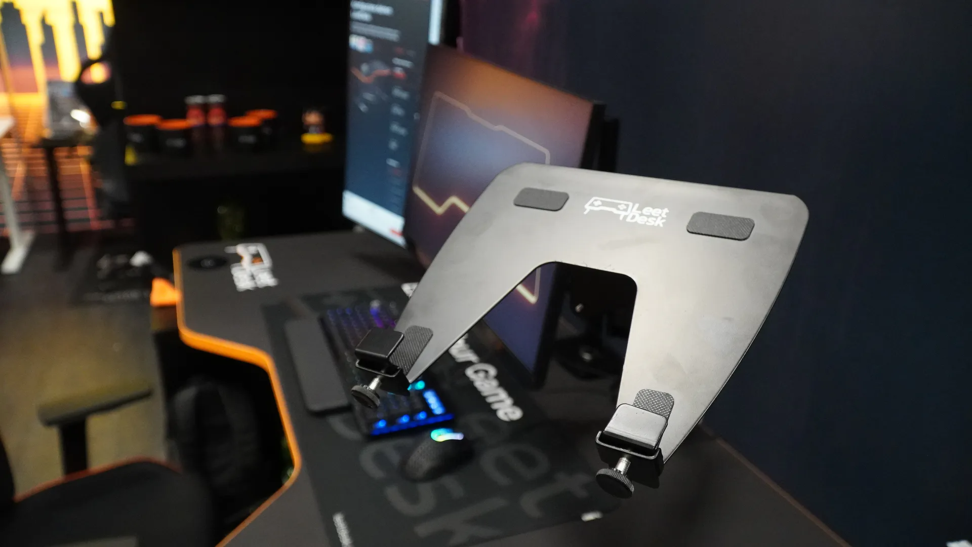 Ein Laptophalter ohne Laptop an einem LeetDesk. 