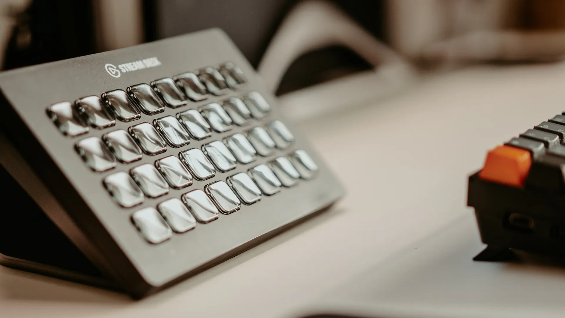 Ein graues StreamDeck ziert den Streaming Tisch eines Streamers.