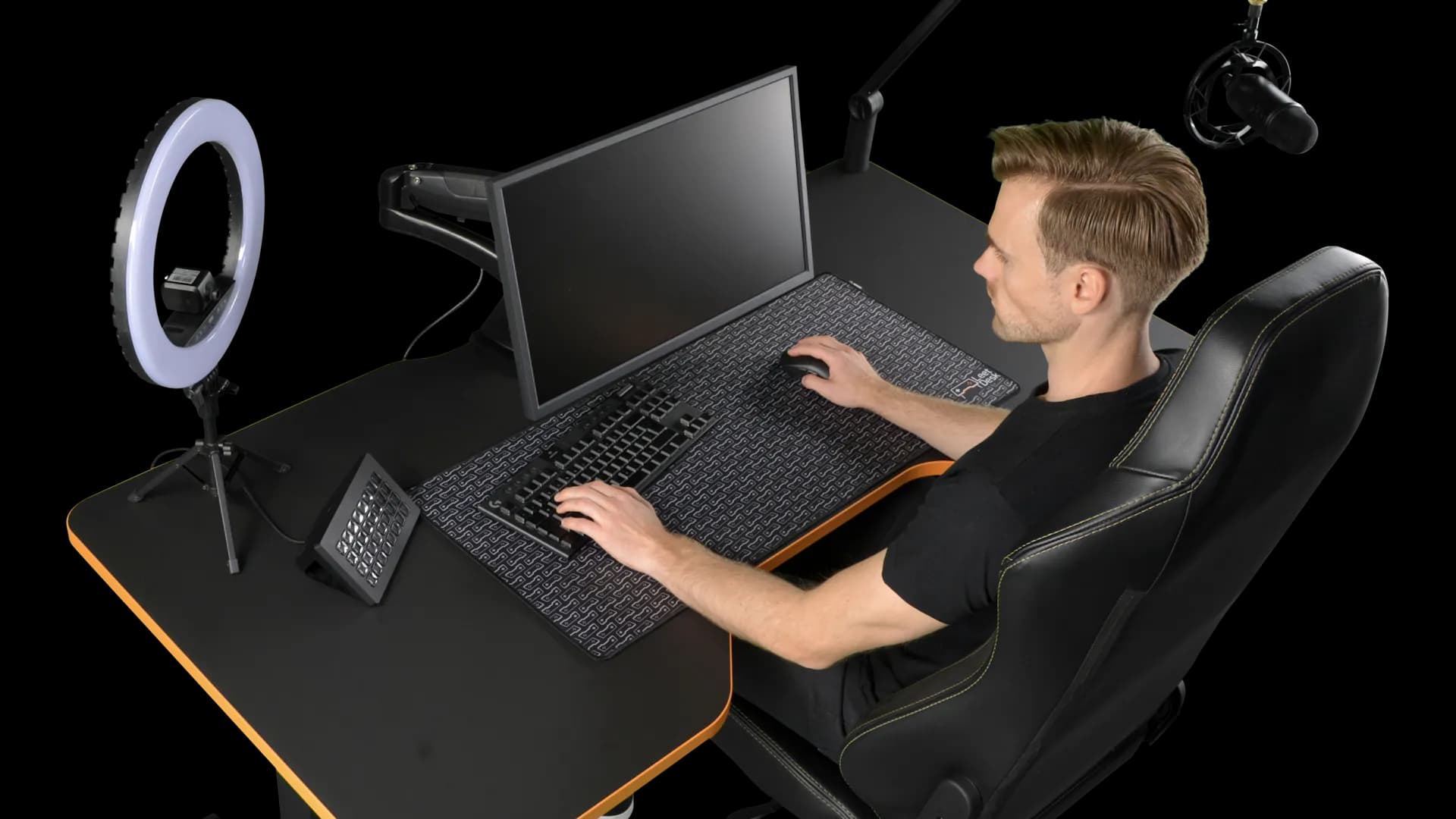 Jemand sitzt an einem LeetDesk mit Streaming Setup.