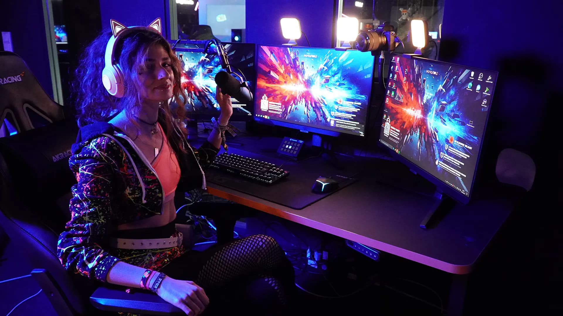 Eine Streamerin an einem Streaming Setup mit LeetDesk