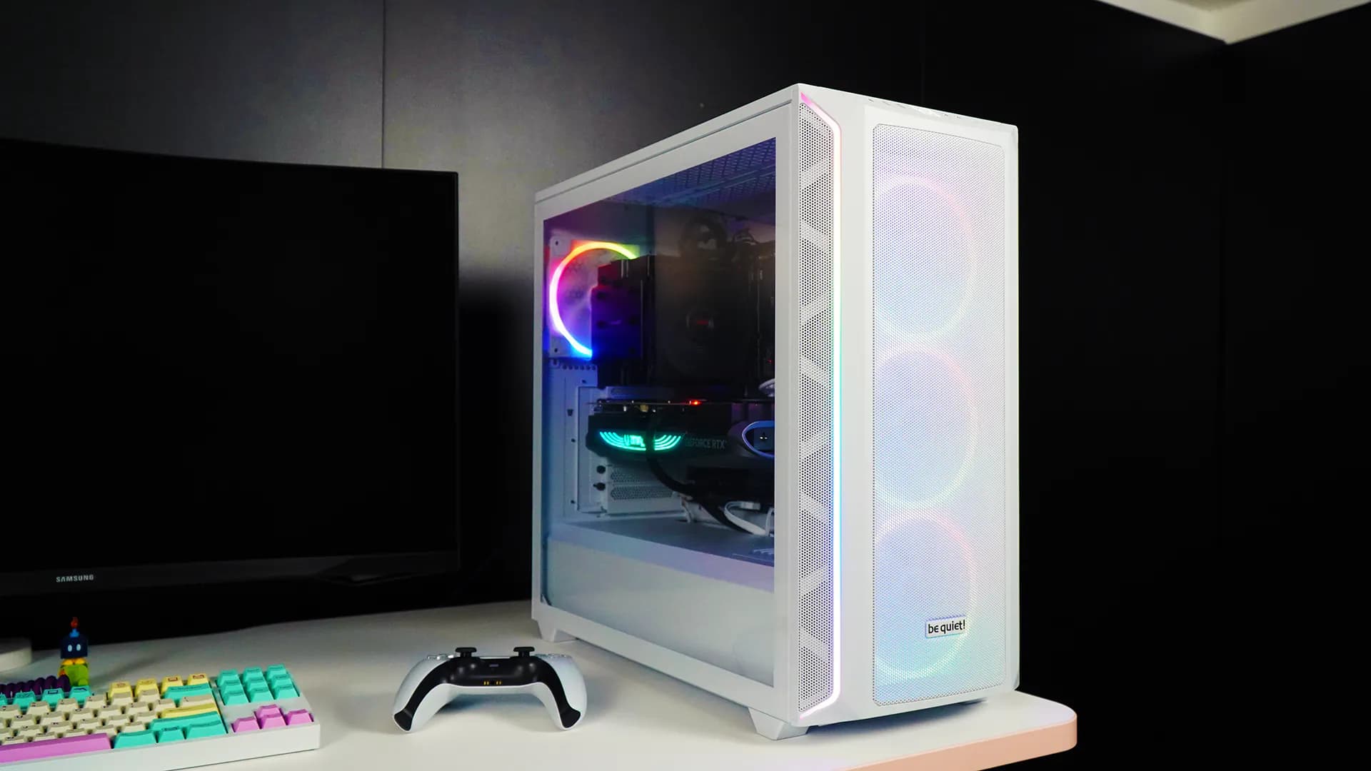 Ein schlichtes weißes PC Case von beQuiet mit RGB Elementen.