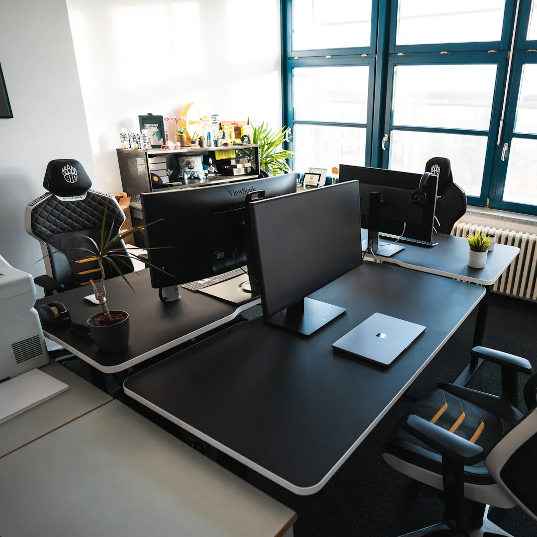 Adjustable office desks Made in Germany by LeetDesk
