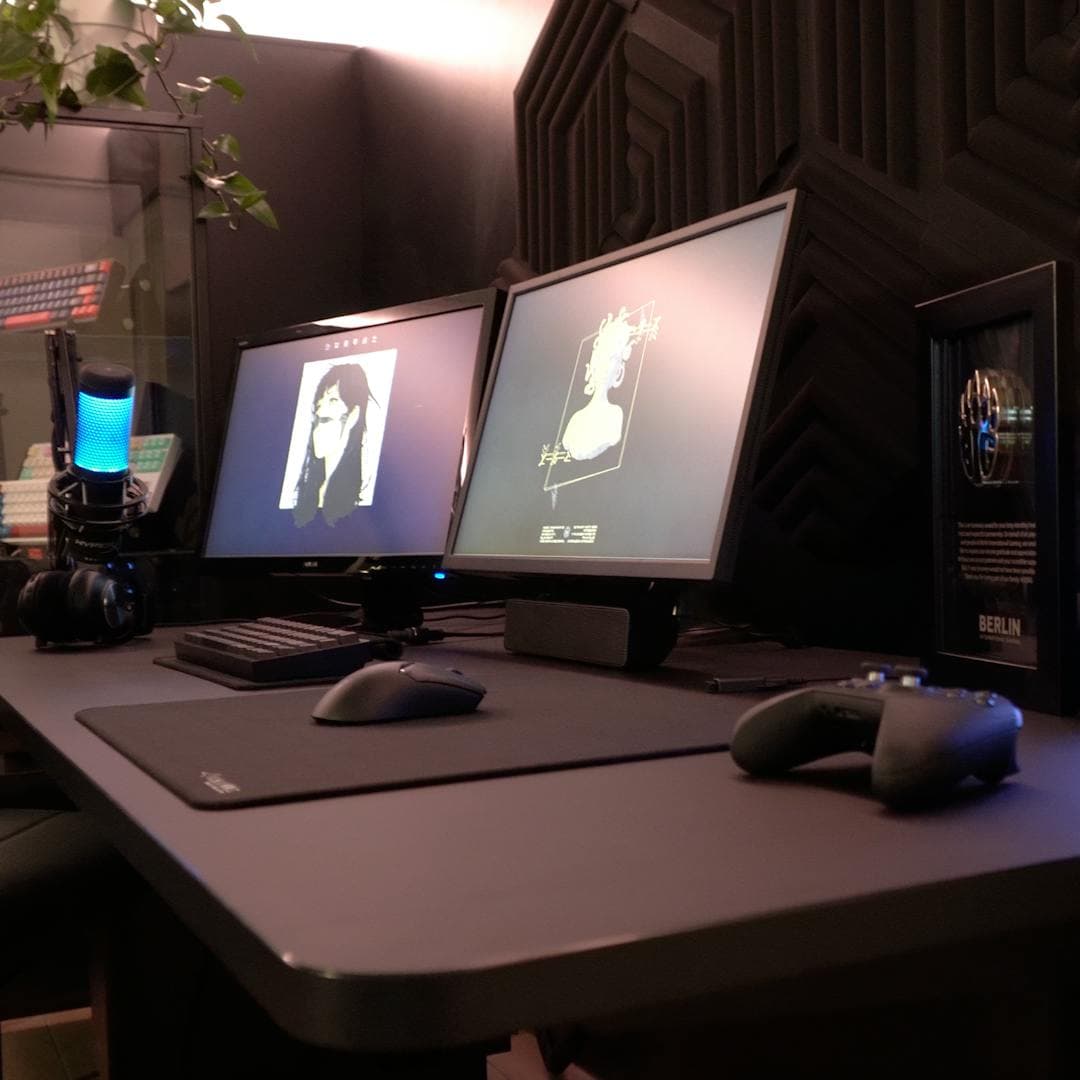 LeetDesk Pro Classic in Dunkel mit schwarzem Kantenband