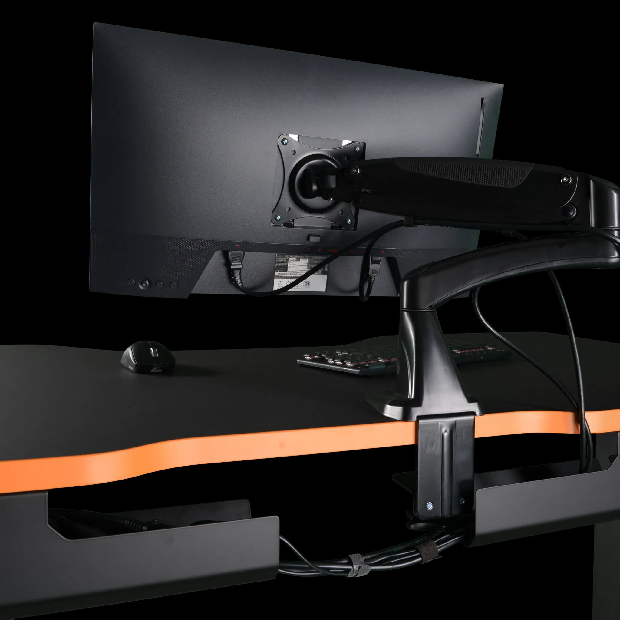 Clean cable management and invisible wiring thanks to the LeetDesk cable rail