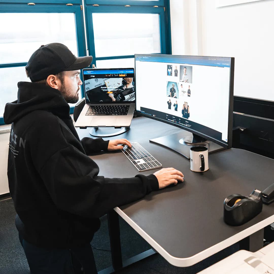 Electrically height-adjustable office desks by LeetDesk