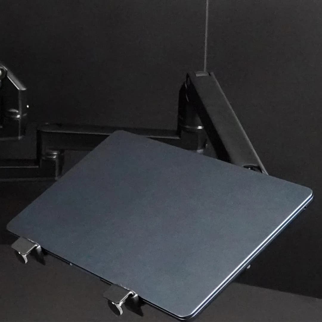 The laptop holder ensures optimal working conditions at your gaming desk.