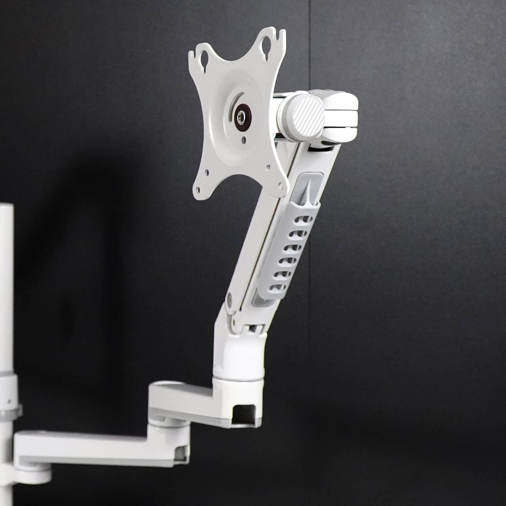 LeetDesk Triple Monitorarm für Gaming Tische - Close up vom Kabelmanagement