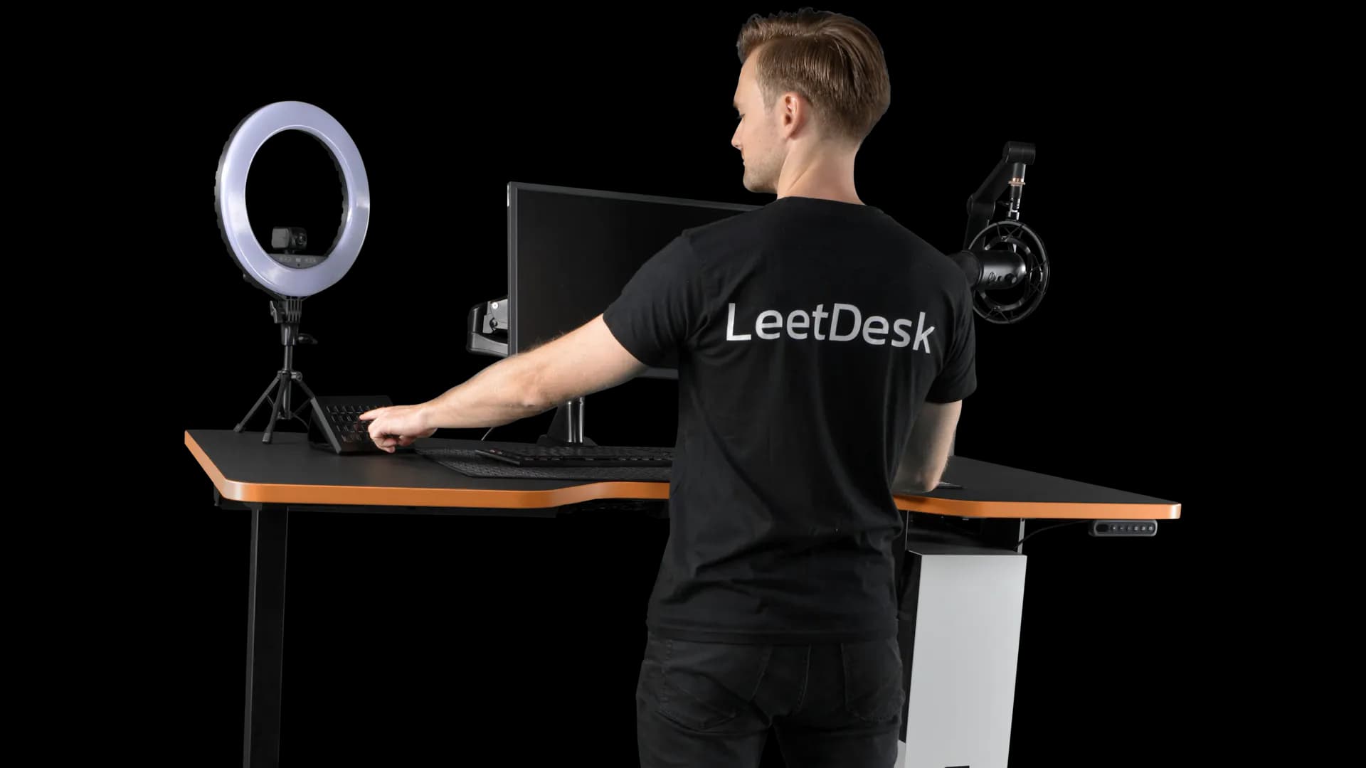 Jemand steht an einem LeetDesk mit Streaming Setup.