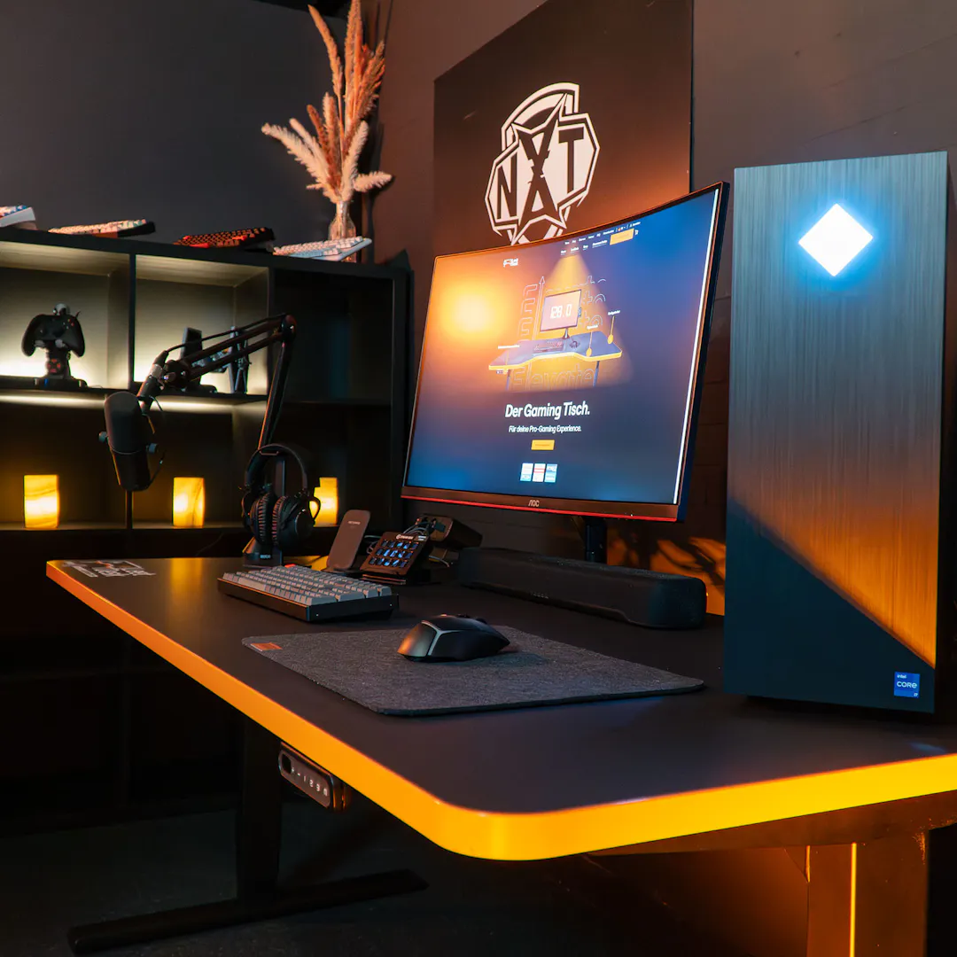 LeetDesk Pro Classic in Dunkel mit orangem Kantenband
