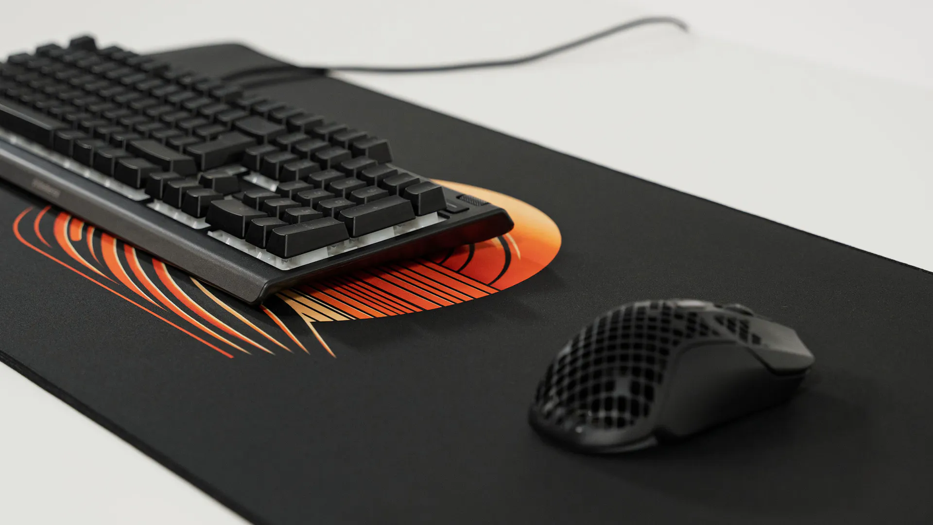 Gaming Maus und Tastatur auf einem XXL Mauspad von LeetDesk