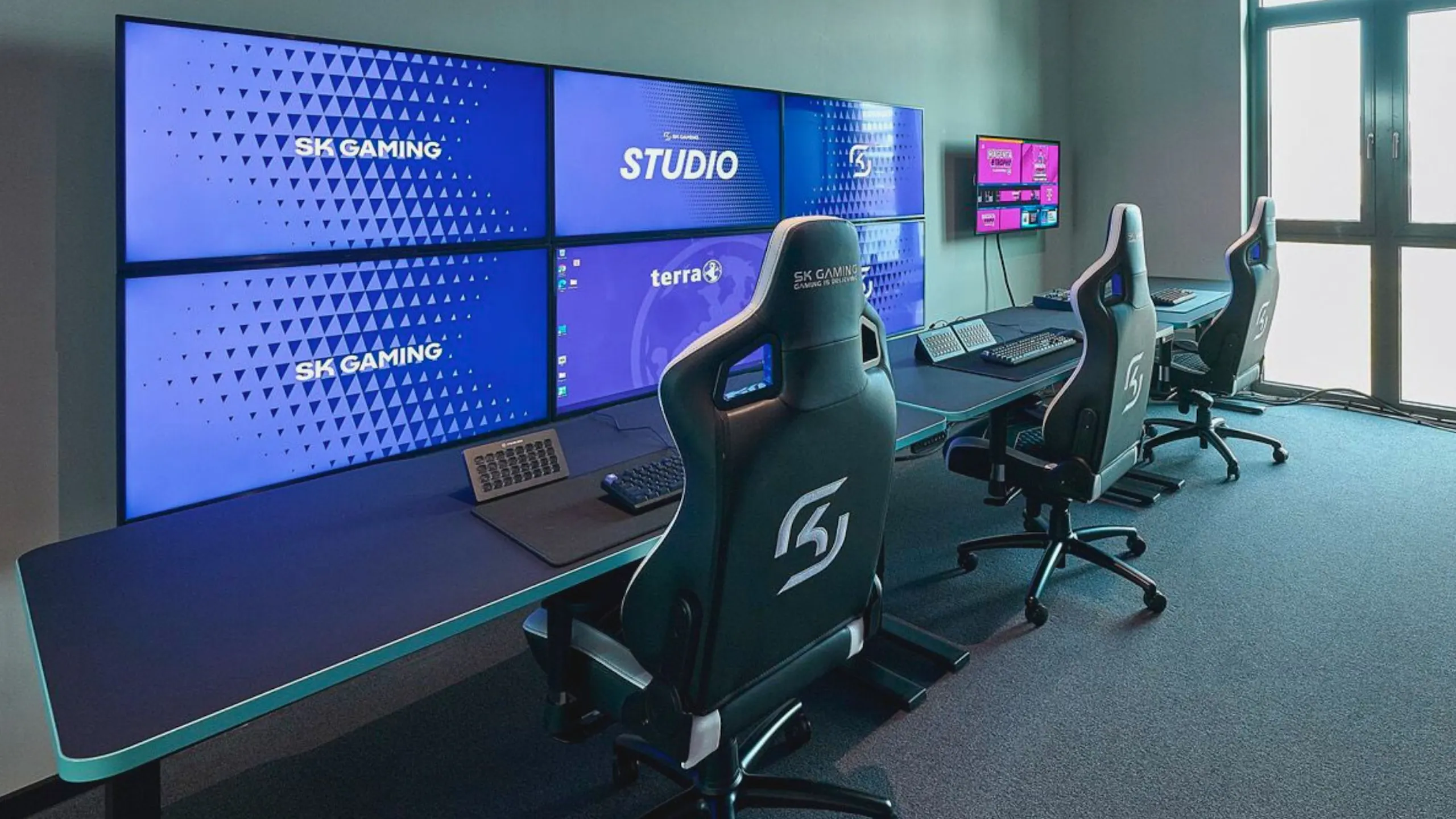 Individuelle Desk-Designs für Büros, E-Sport-Teams und Creator-Gruppen.