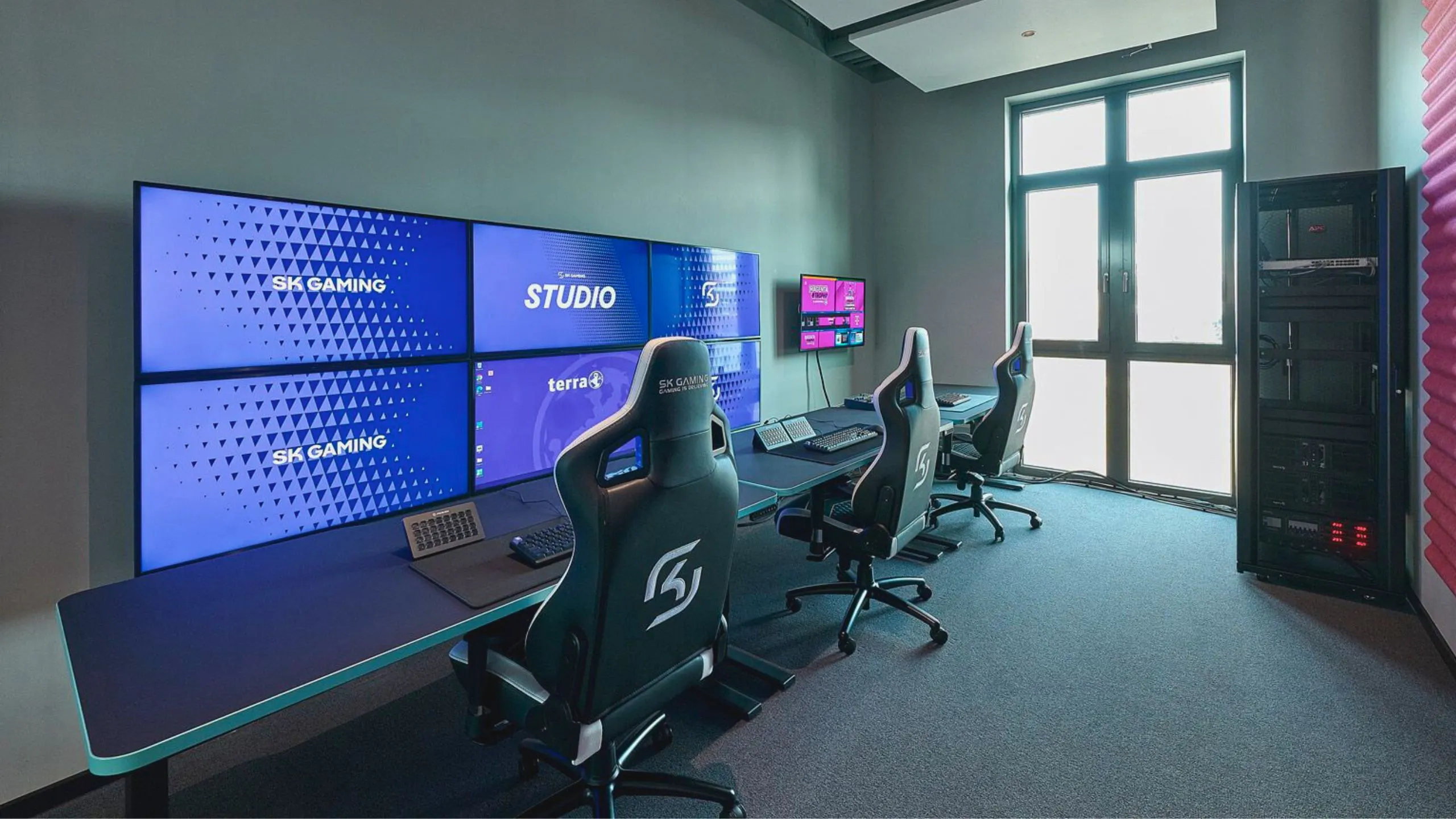 custom standing desks designs for offices, esport teams and creator groups.
