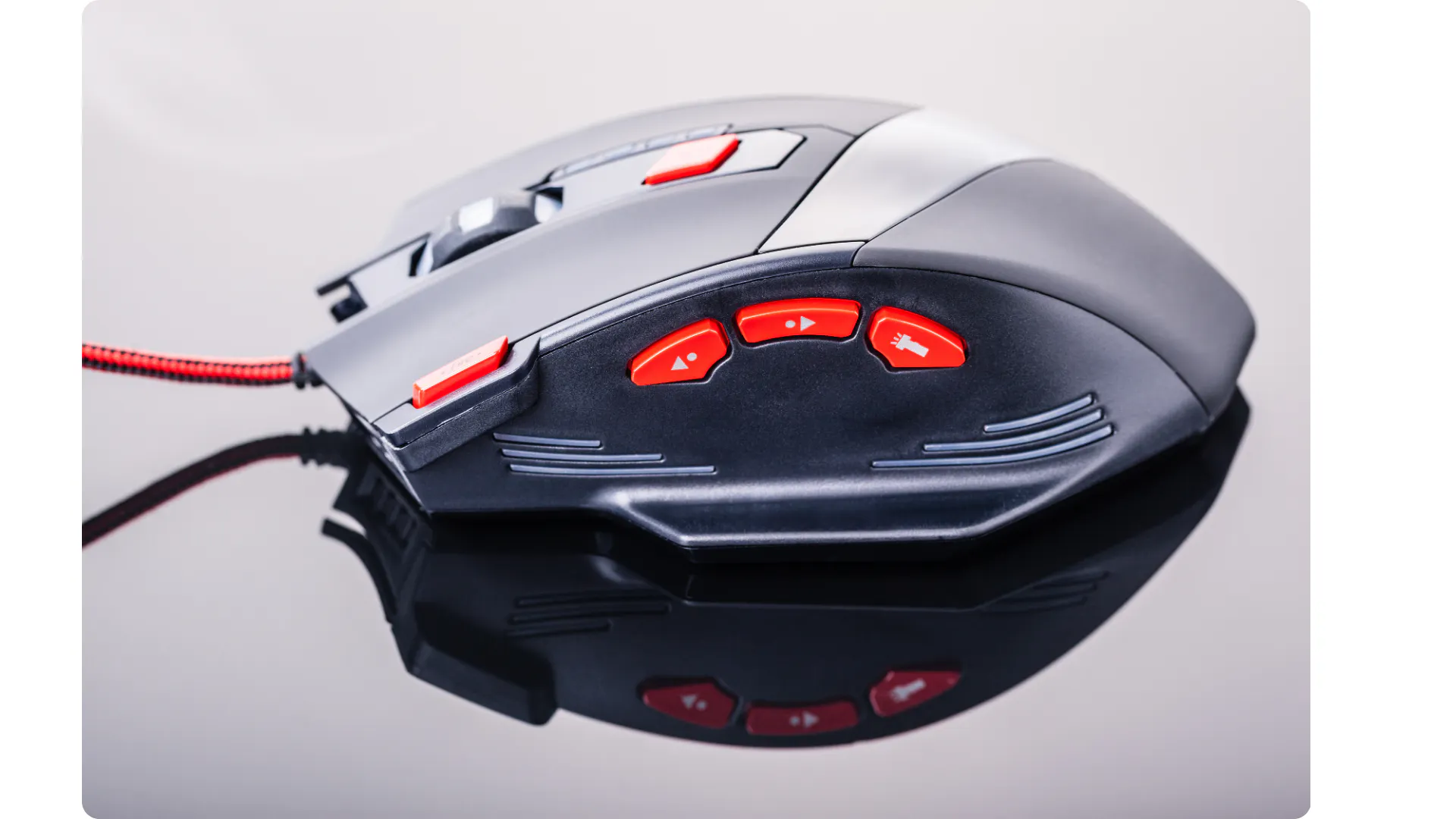 Eine Gaming Maus aus der Seitenansicht mit mehreren Zusatztasten. | Credit: Canva. 