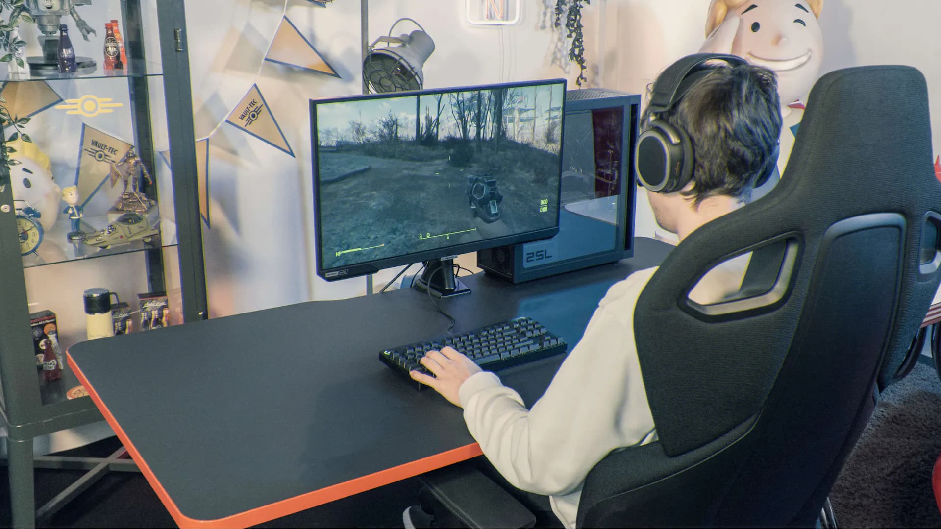 An einem Gaming Tisch von LeetDesk steht ein Gaming Stuhl, auf dem Tisch stehen zwei Gaming Monitore, eine LED Gaming Tastatur, ein Gaming PC und eine Gaming Maus auf einem Gaming Mauspad