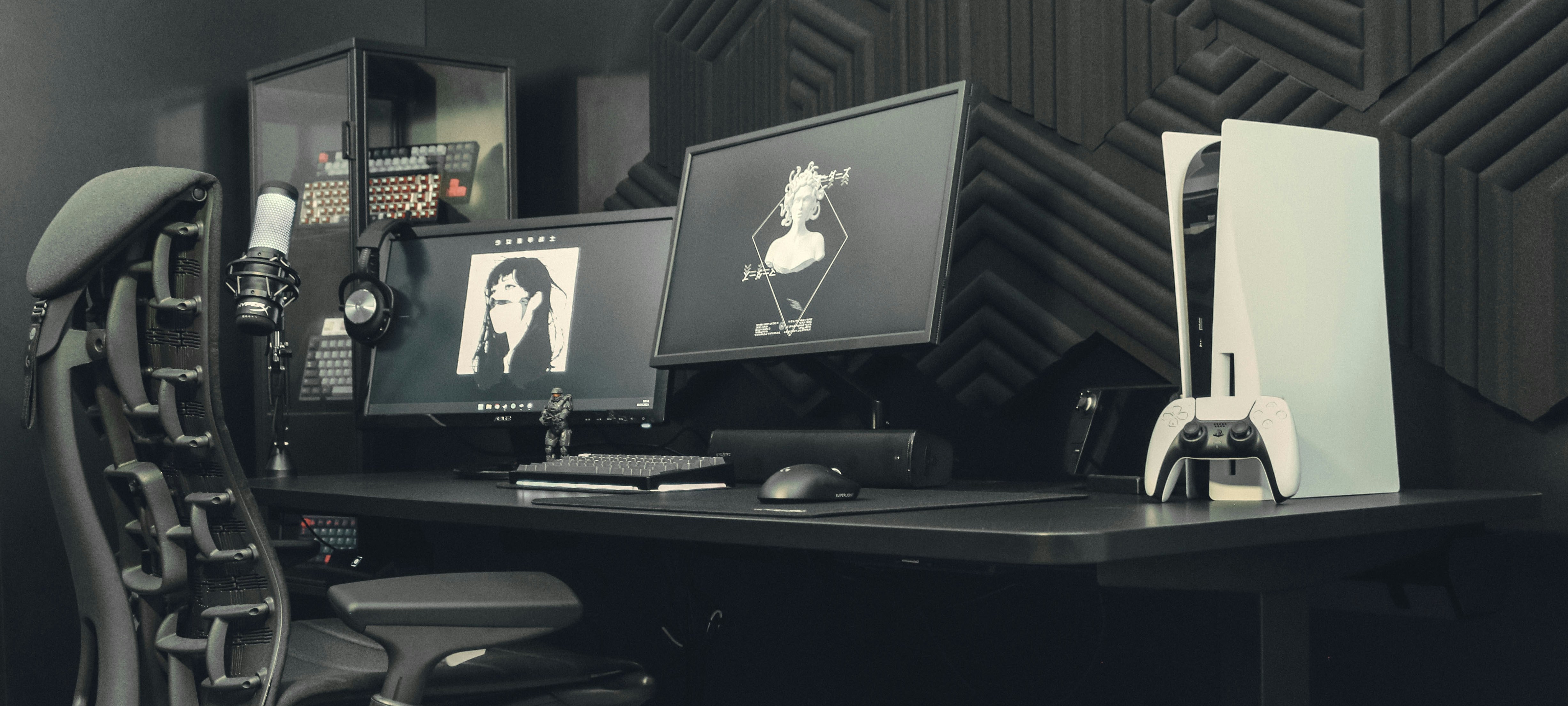 Vergleiche LeetDesk Pro (hier abgebildet in schwarz) und Ultimate Setup Gaming Tisch: Ausstattung, Ergonomie, Preis und mehr. Finde deinen perfekten Schreibtisch.