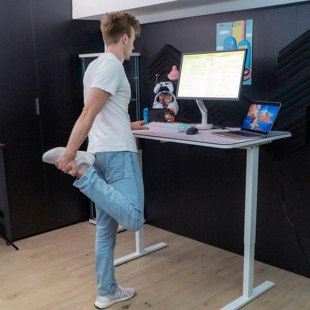 ergonomischer gaming tisch leetdesk entry mit zocker der sich dehnt