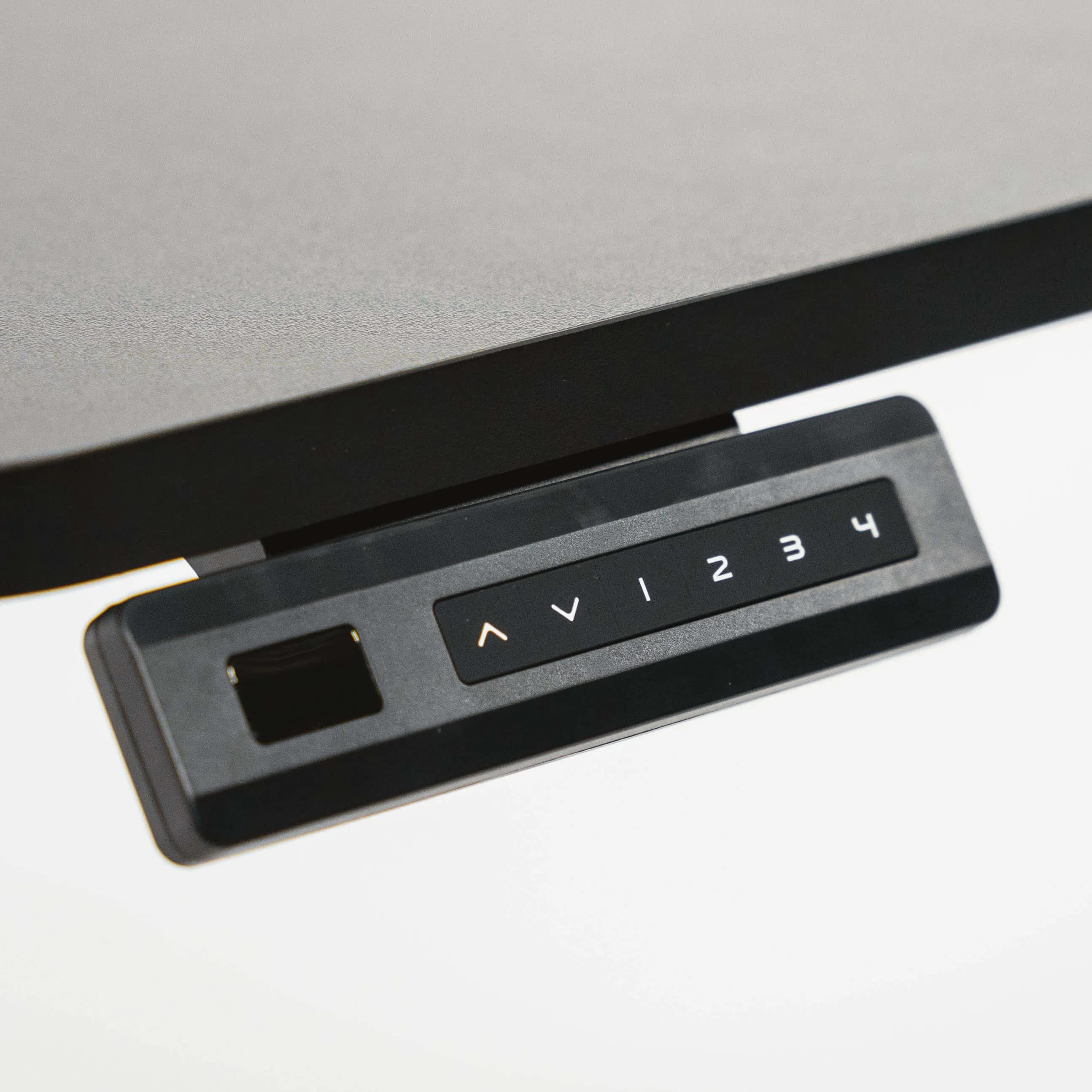 The practical handset of the LeetDesk Entry makes adjusting easier.