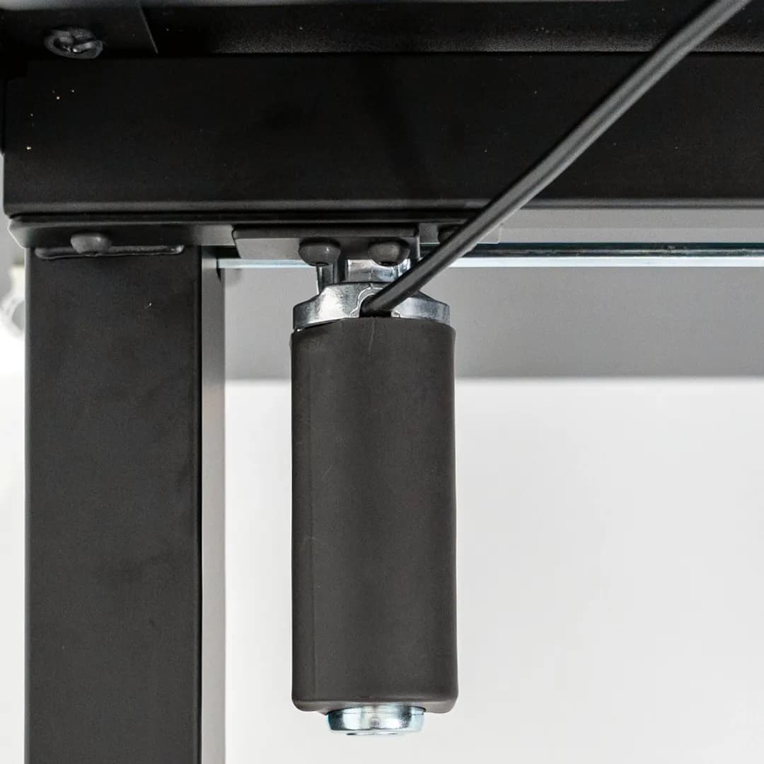 The motor of the LeetDesk Entry effortlessly moves the standing gaming desk up and down