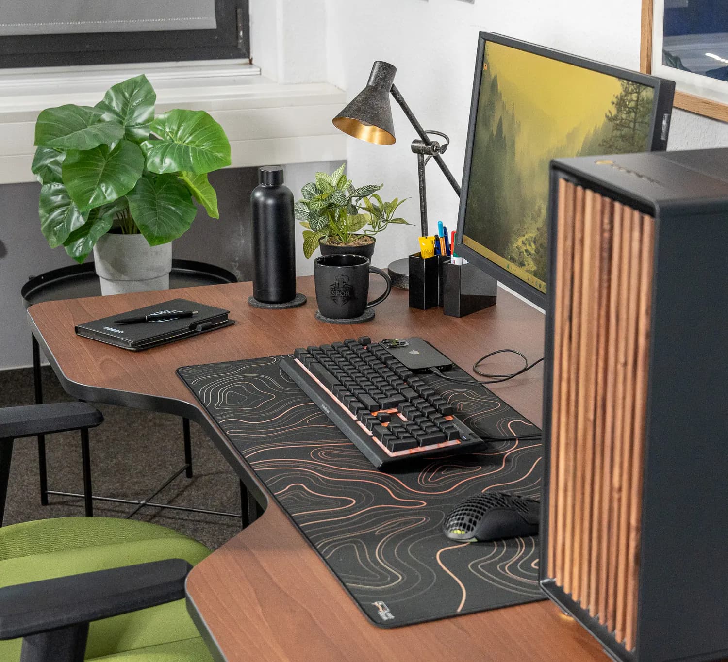 Wooden gaming setup with the height-adjustable Darkwood desk from LeetDesk