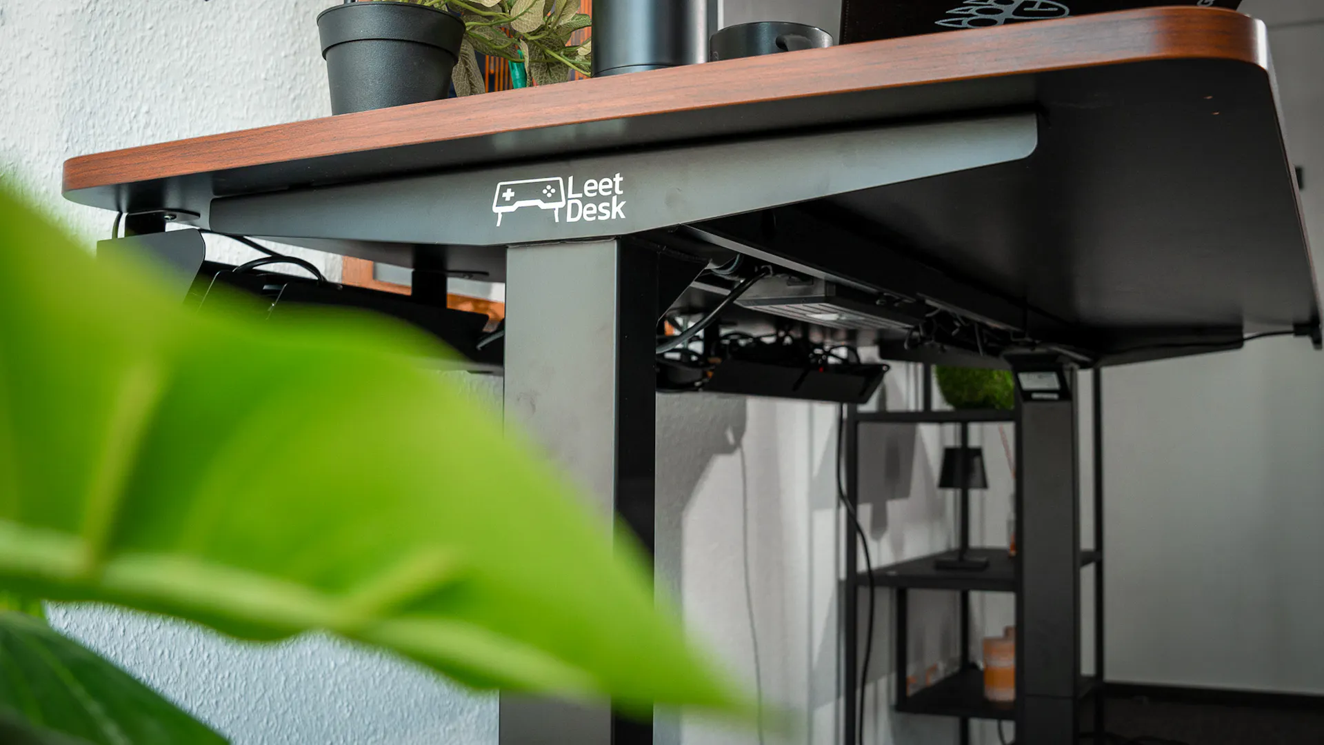stand up desk frames with motorized legs 120 kg load capacity for gaming and office desks.