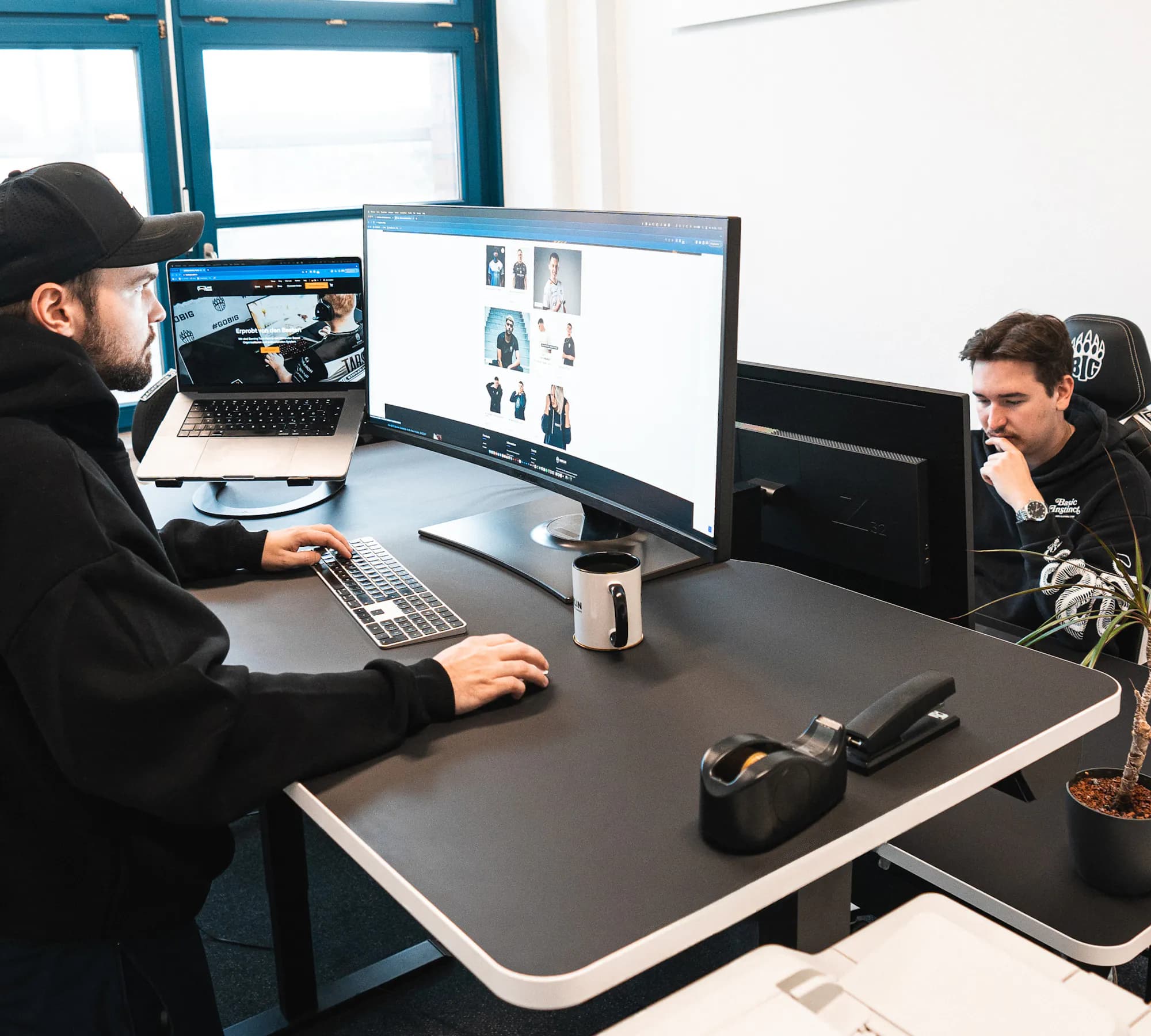 LeetDesk Schreibtische im Headquarter Büro von Berlin International Gaming