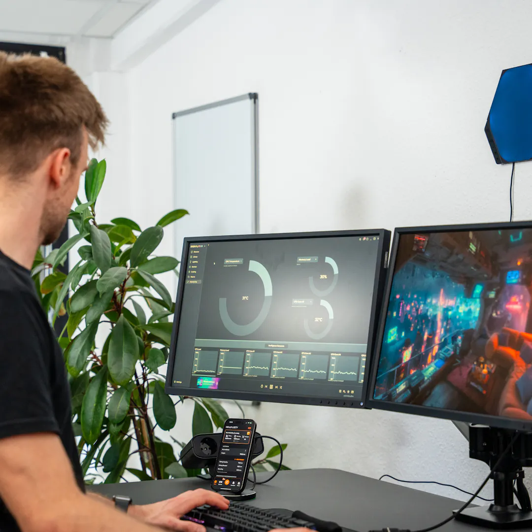 Build your triple monitor setup with the LeetDesk triple monitor arm