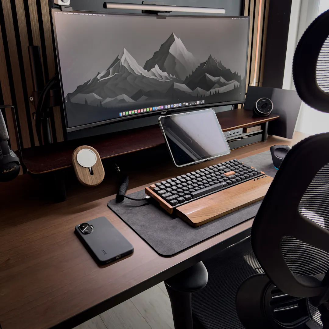höhenverstellbarer schreibtisch aus holz für gamer und home office von leetdesk