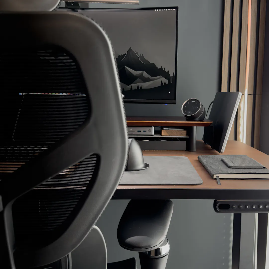gaming desk with walnut wood laminate from leetdesk