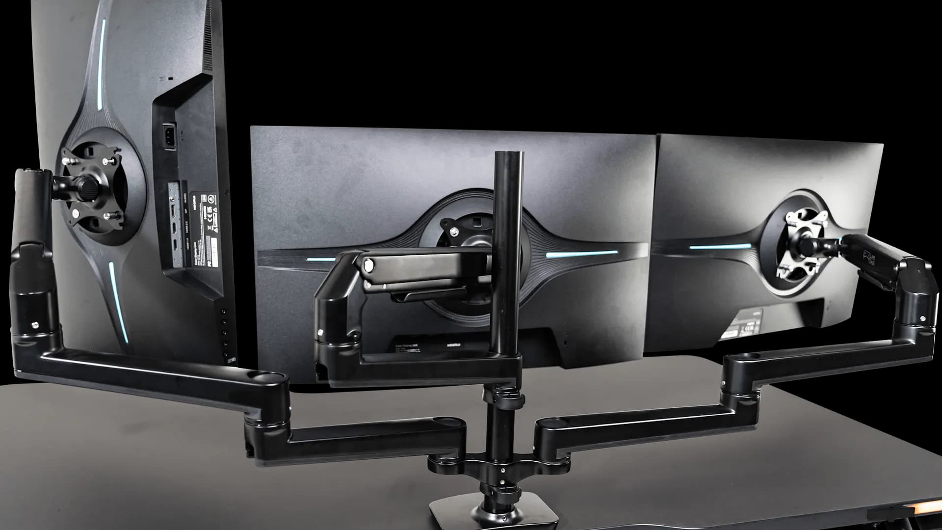 Triple Monitor Arm am LeetDesk Gaming Schreibtisch Ansicht von Hinten