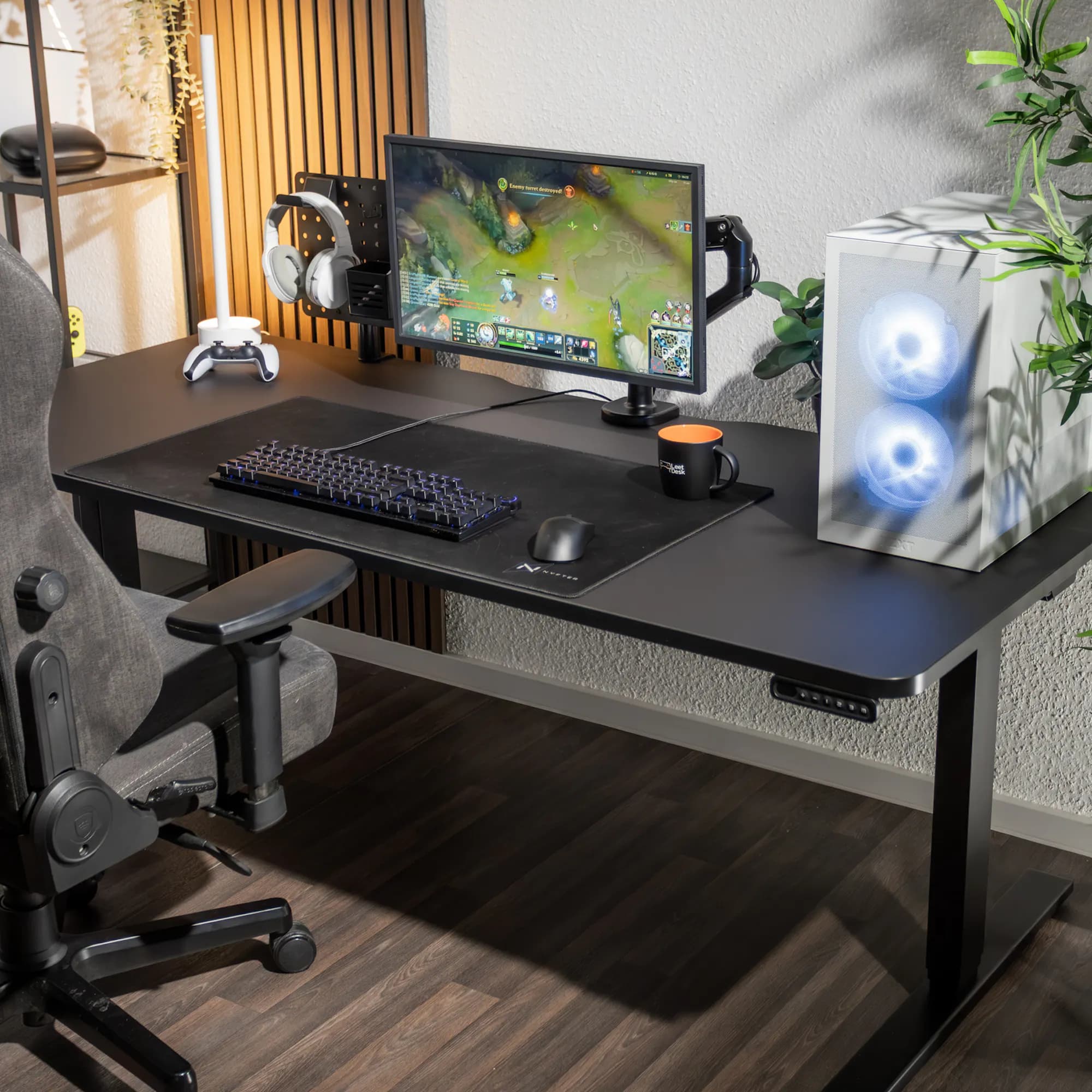 Vergleiche LeetDesk Pro (hier abgebildet in schwarz) und Ikea Utmaning Gaming Tisch: Ausstattung, Ergonomie, Preis und mehr. Finde deinen perfekten Schreibtisch.