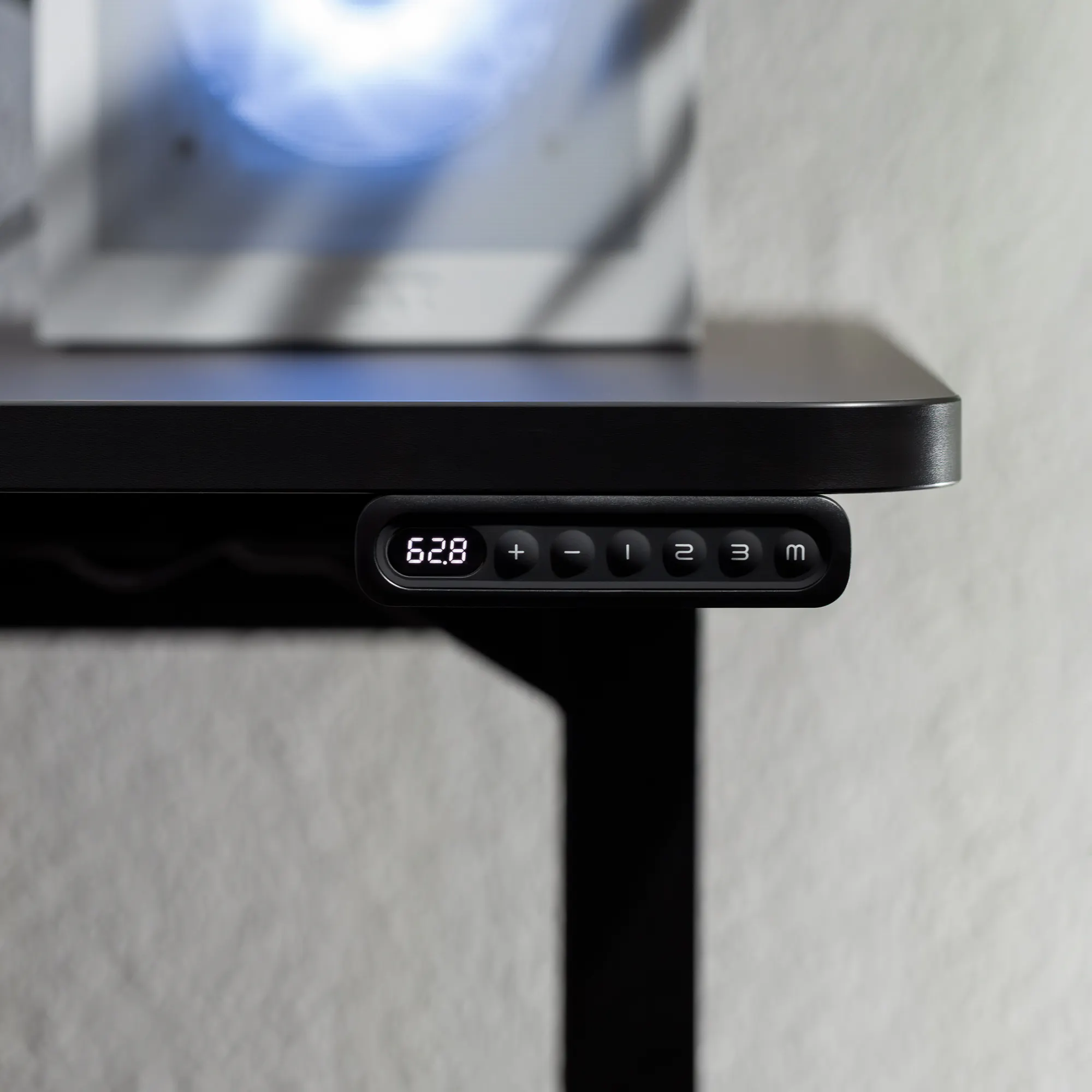 Das Gestell aller höhenverstellbaren Gaming Desks von LeetDesk bewegt sich schnell, leise und geschmeidig.