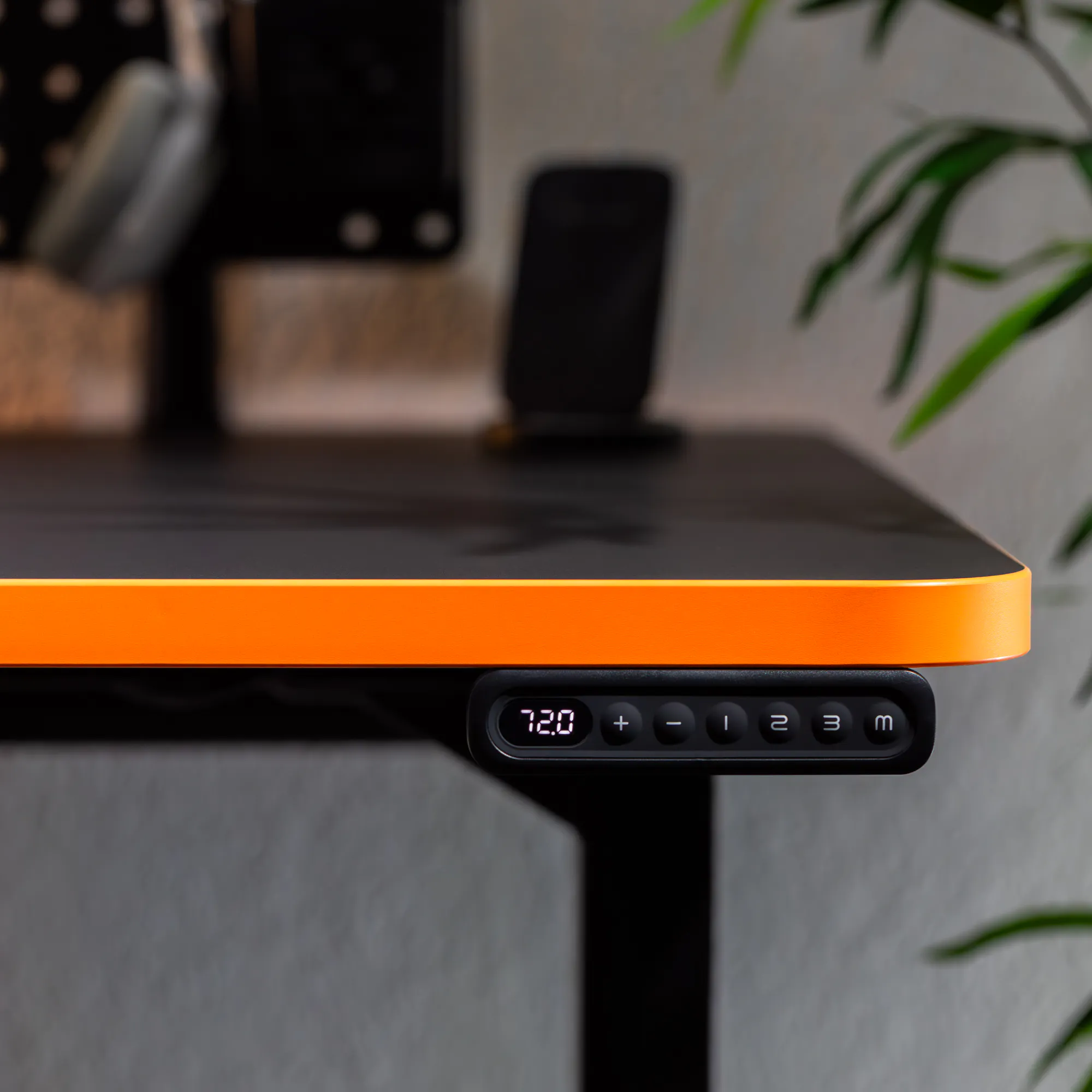 Das Gestell aller höhenverstellbaren Gaming Desks von LeetDesk bewegt sich schnell, leise und geschmeidig.