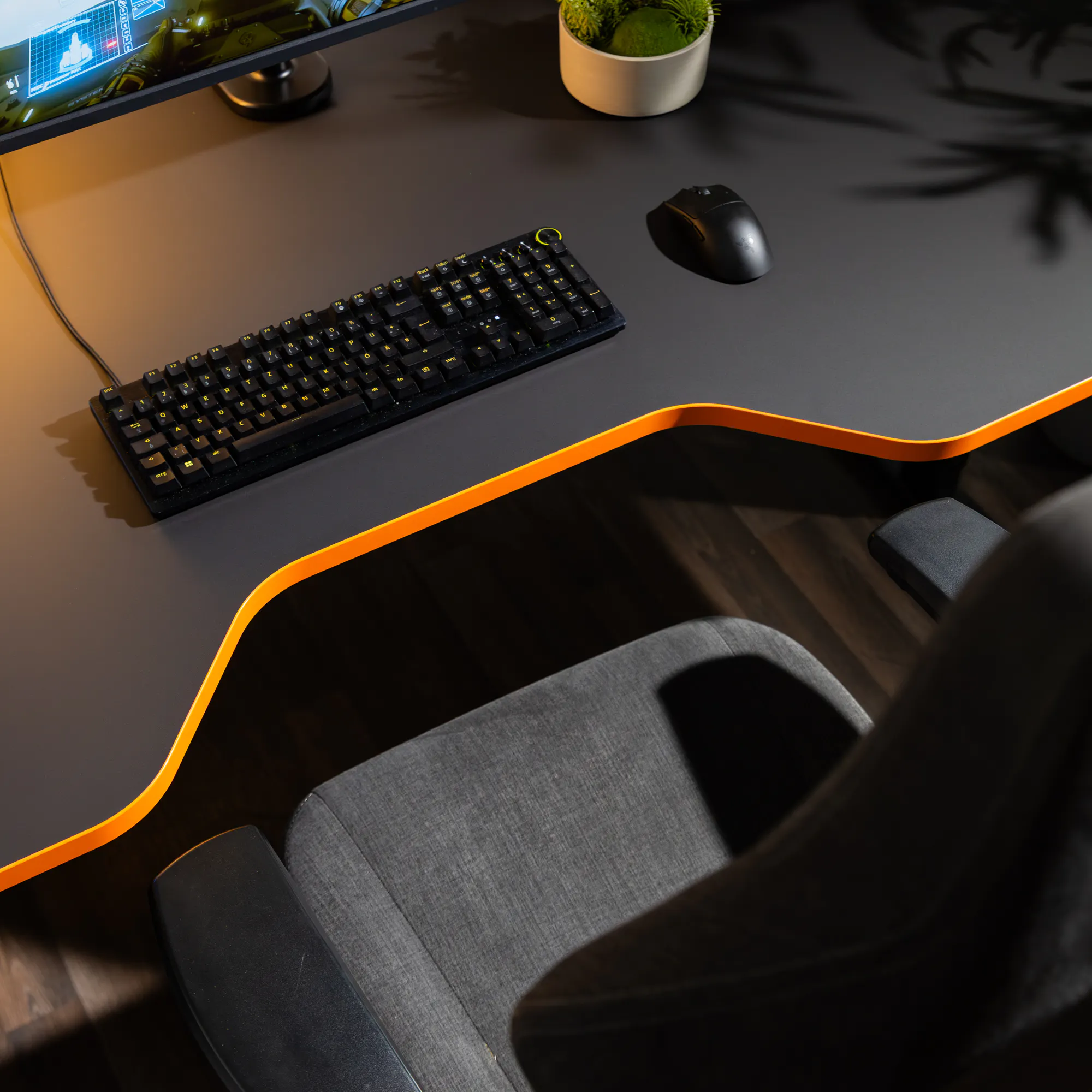 LeetDesk Pro Gaming Tisch mit Cockpit Ausschnitt schwarz mit oranger kante