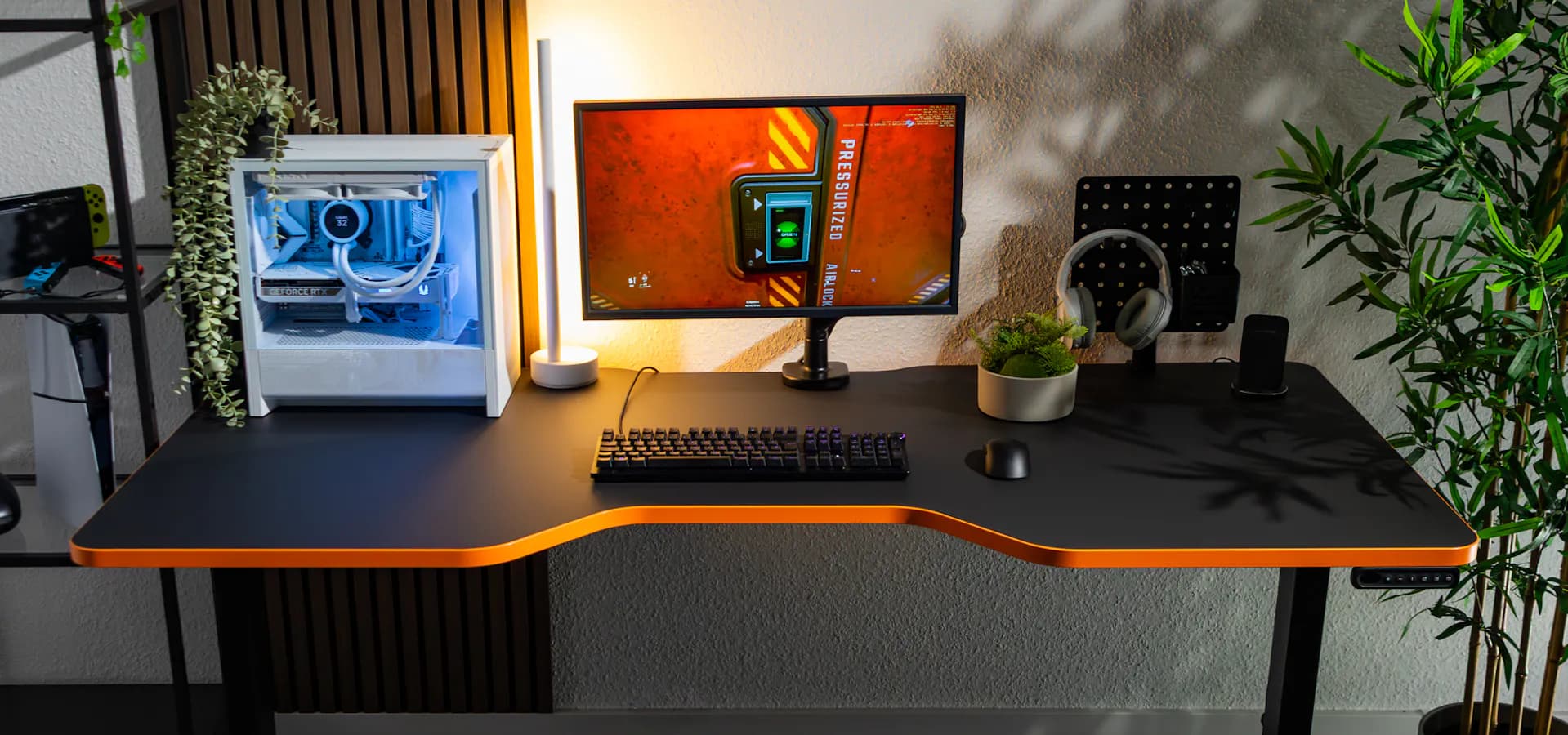 LeetDesk Pro Gaming Tisch Schwarz Orange mit Cockpit Höhenverstellbar Schreibtisch Header
