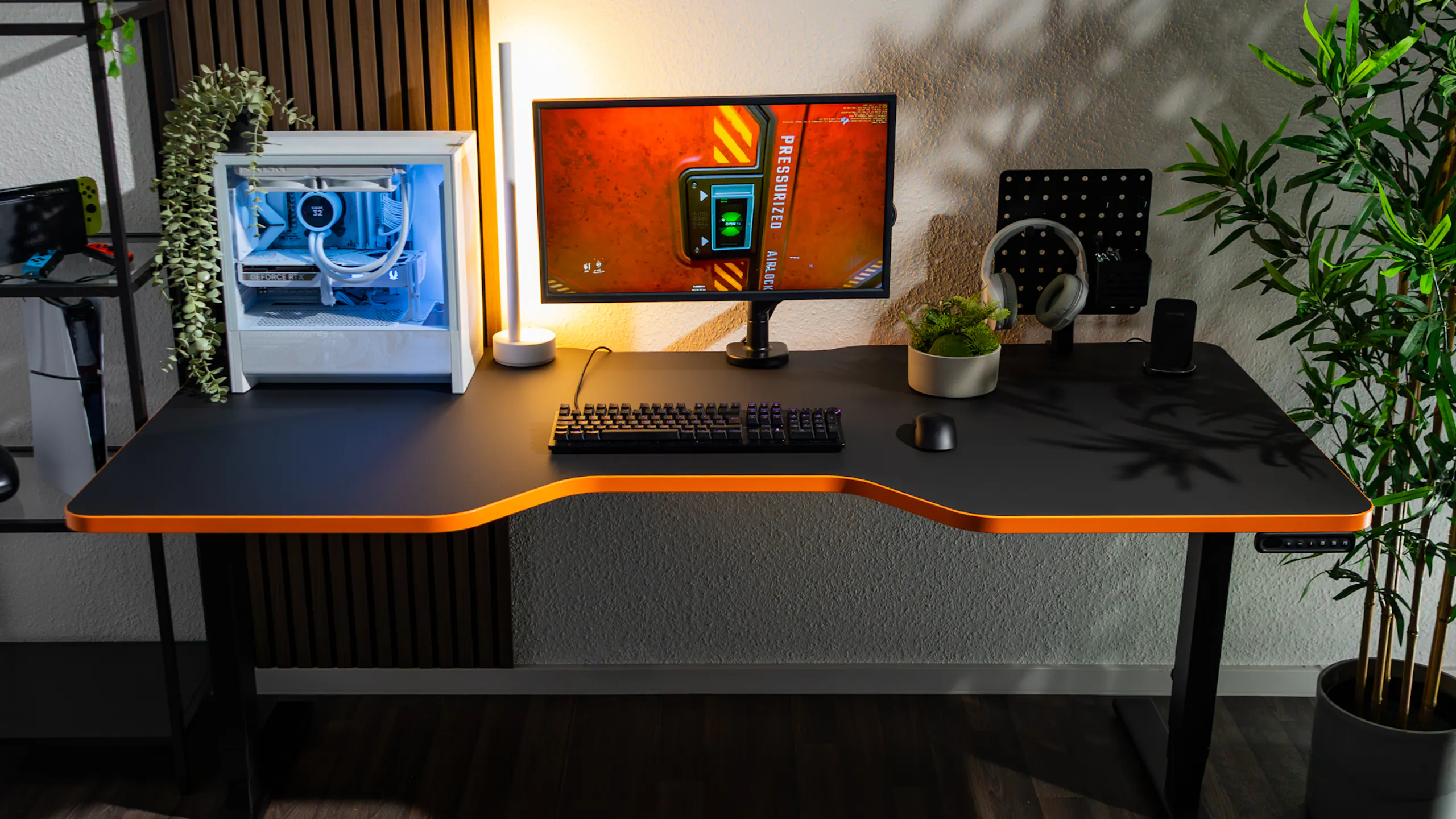 LeetDesk Pro Gaming Schreibtisch in schwarz mit Cockpit Ausschnitt mit oranger kante - elektrisch höhenverstellbar