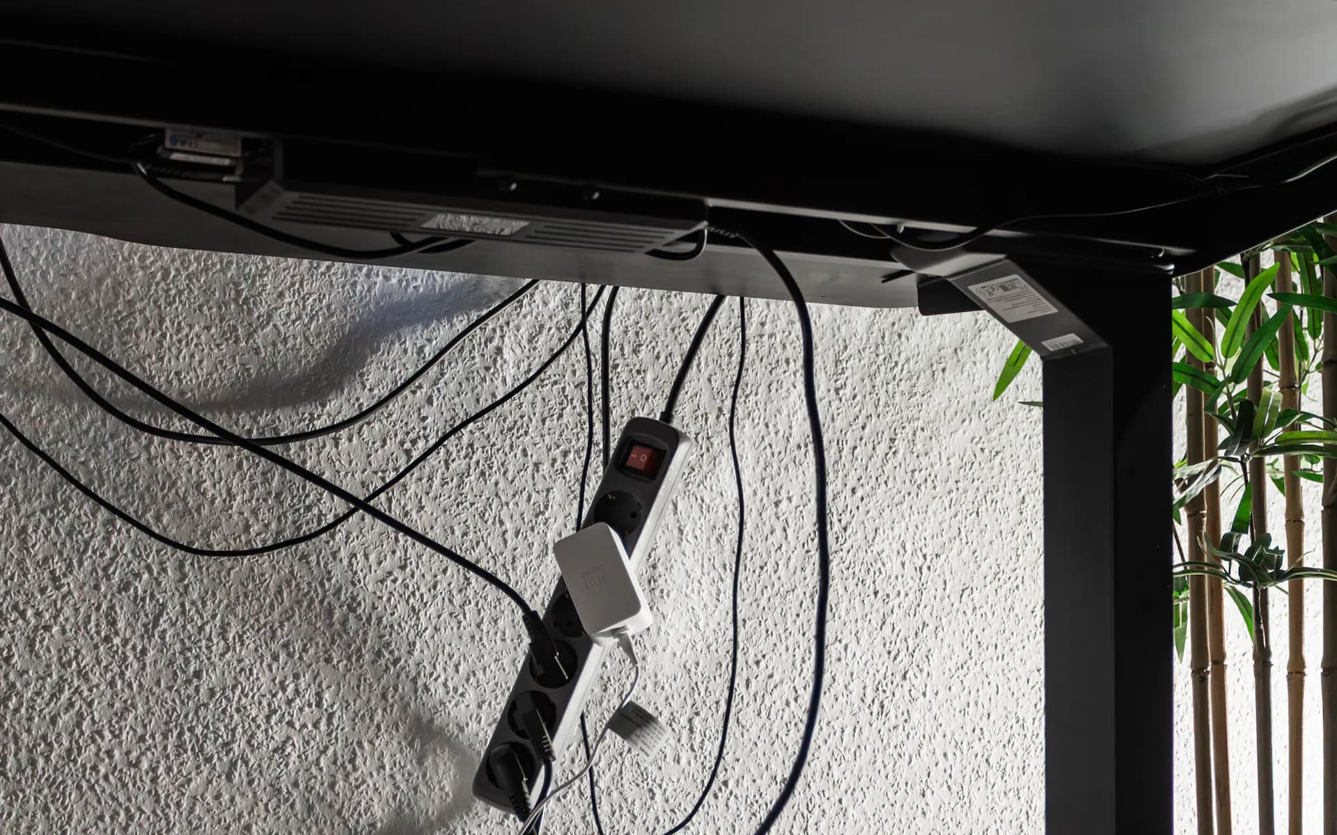Kabelsalat ohne LeetDesk Kabelkanal