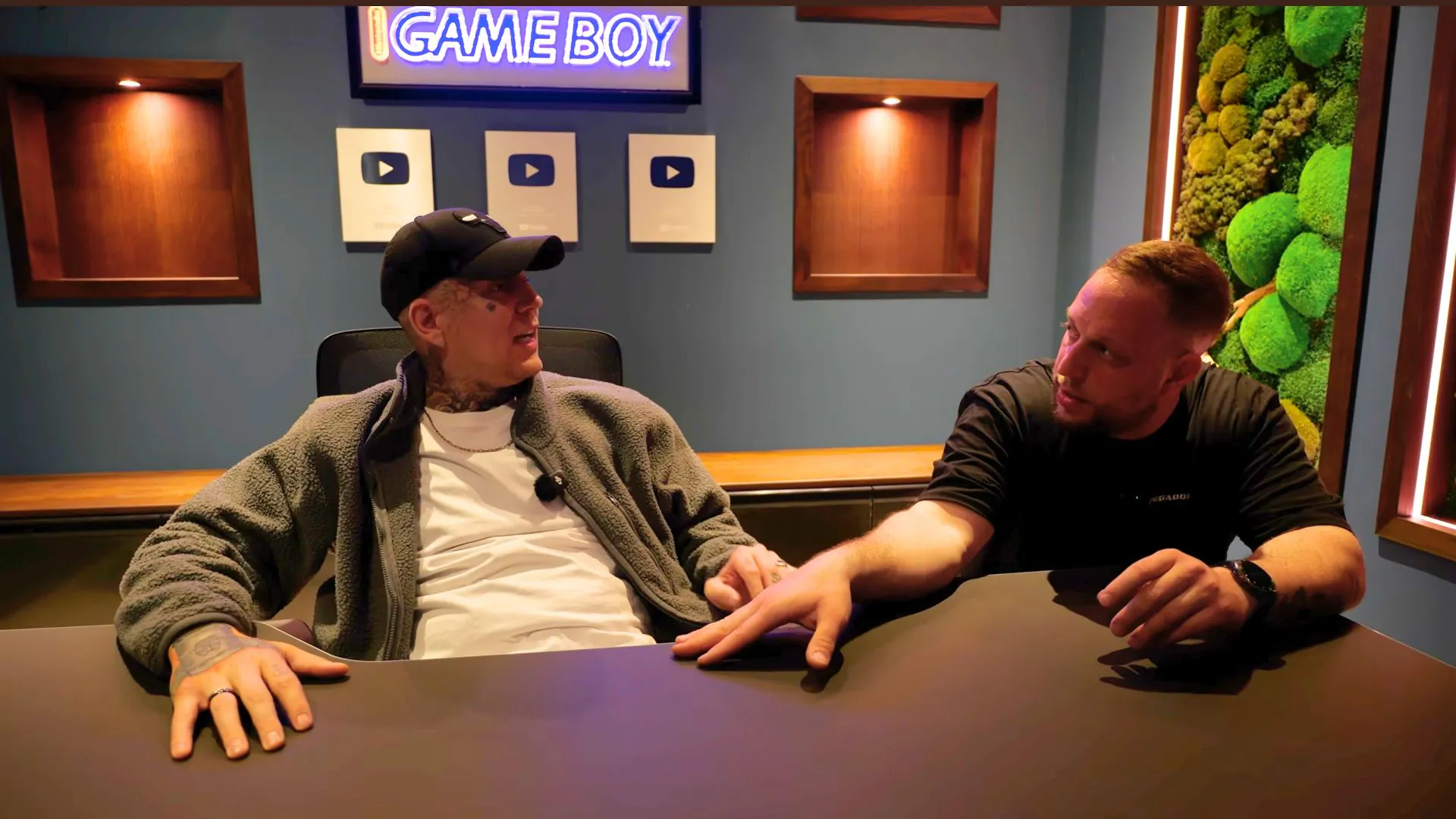 Montana Black baut neues gaming zimmer mit leetdesk pro gaming tisch