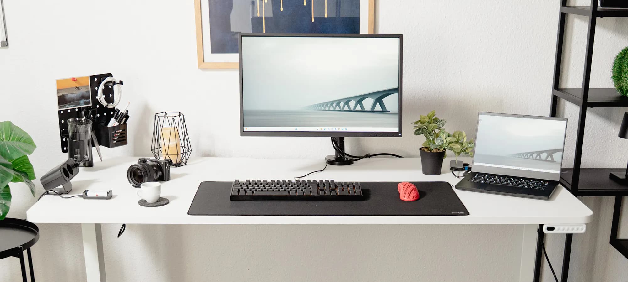 LeetDesk Pro Light - Elektrisch Höhenverstellbarer Schreibtisch in weiß in einem Home Office Setting