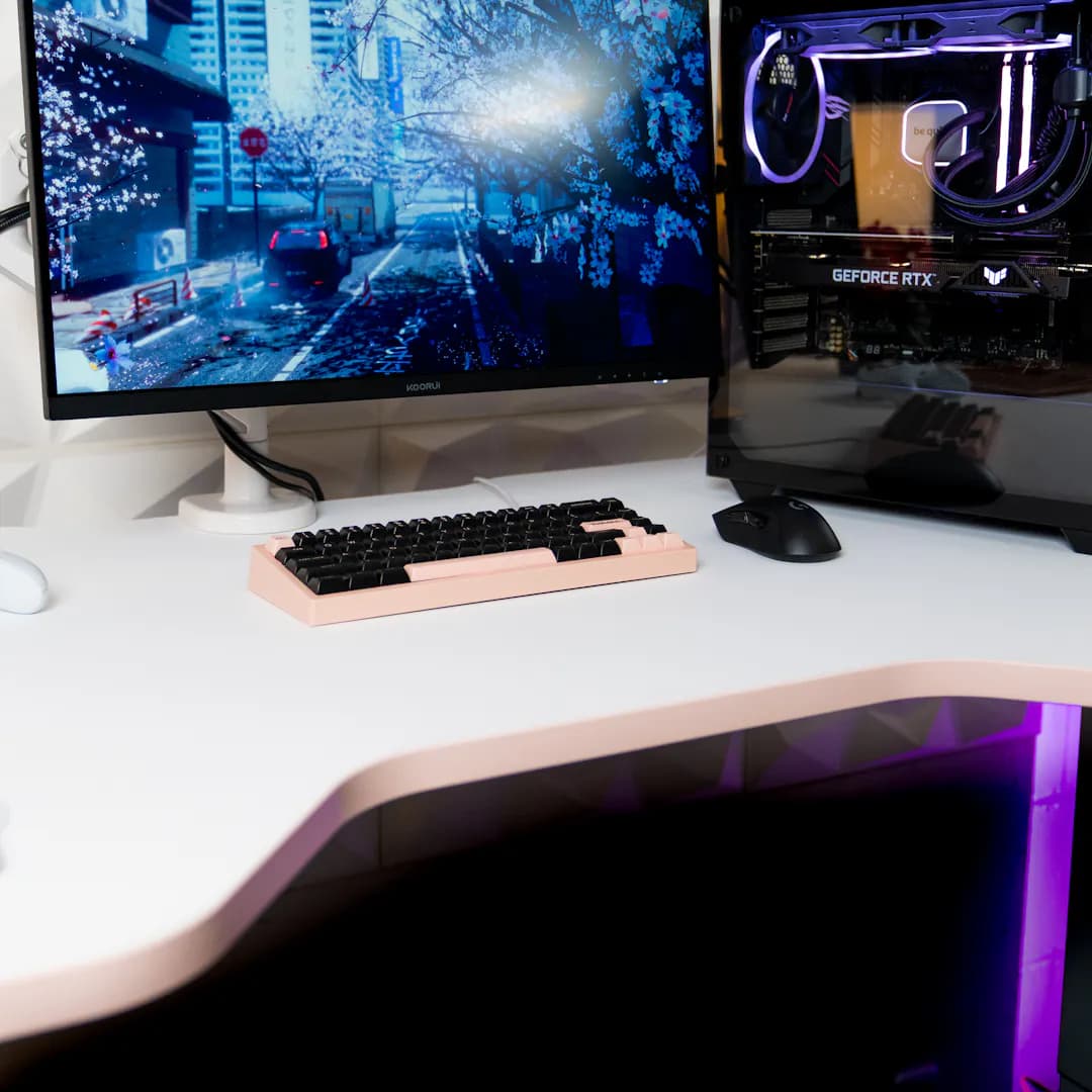 LeetDesk pro Gaming Tisch in weiss mit cockpit ausschnitt