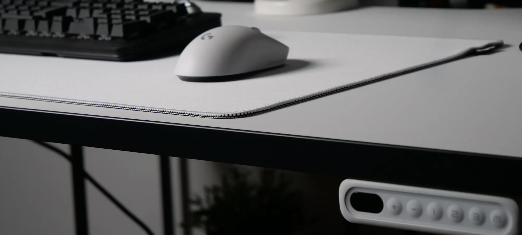 LeetDesk Pro Light in weiss gaming schreibtisch mit weisser kante
