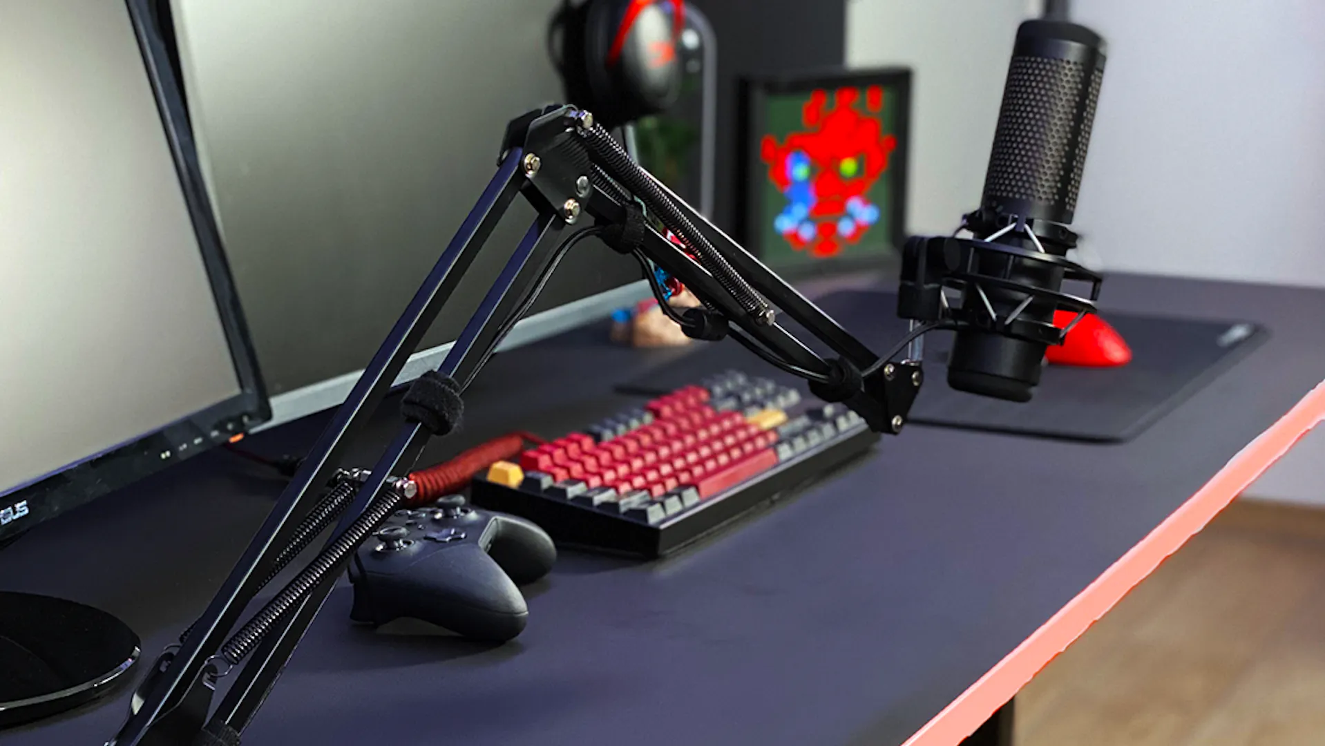 Ein beweglicher Mikrofonarm mit Mikrofon an einem LeetDesk Streaming Setup 