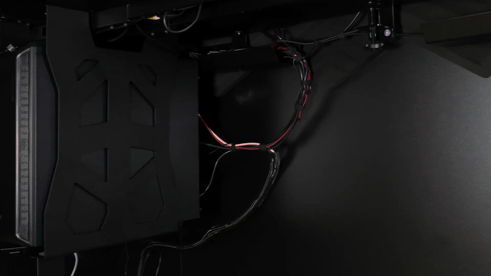 LeetDesk PC holder for cable management