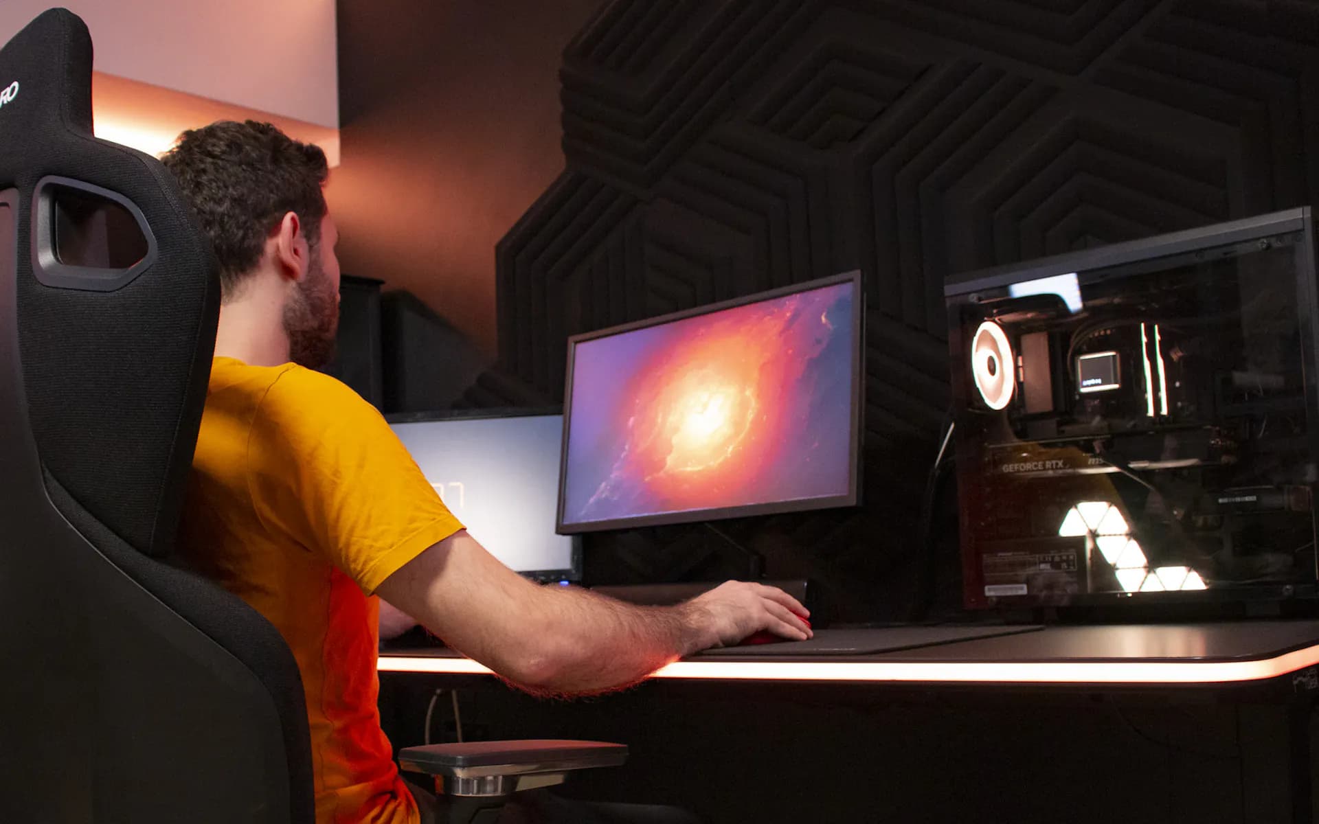 Gaming Tisch und Gaming Stuhl in einer Gaming Ecke