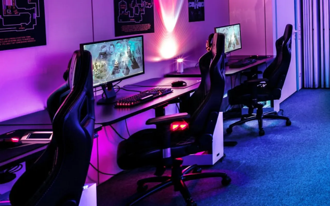 The 1337 Camp builds on stable desks with LeetDesk