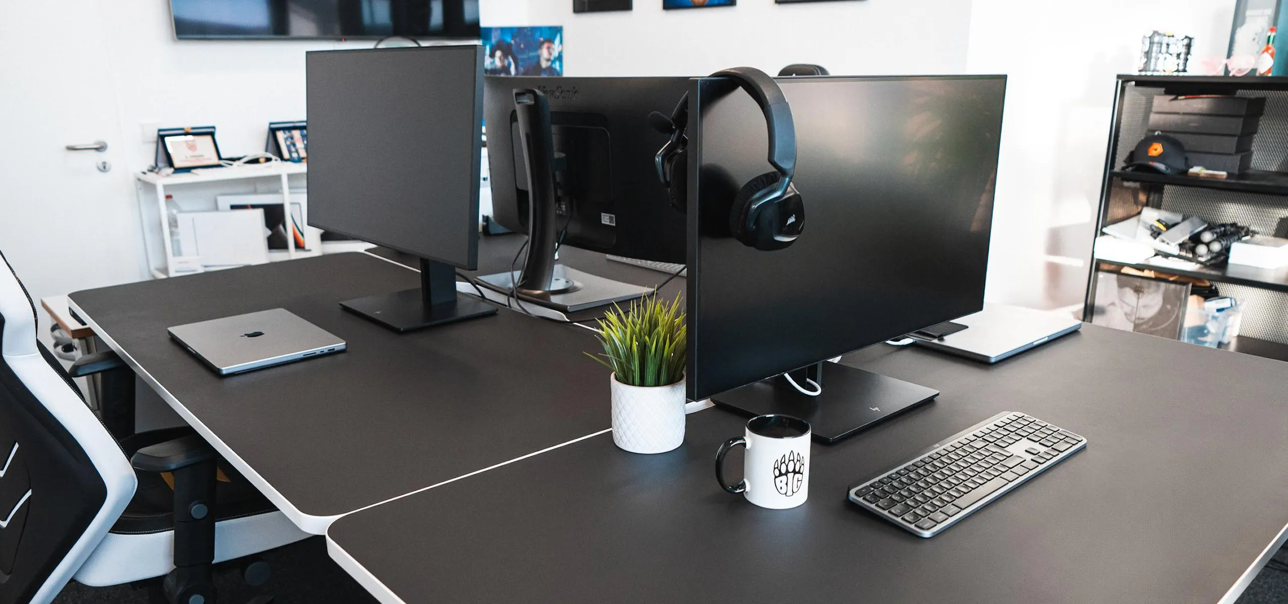 Height-adjustable desks for offices by LeetDesk