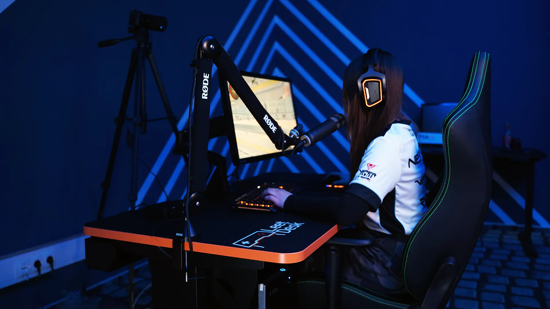 Eine Streamerin sitzt an einem LeetDesk und streamt ein Spiel an ihrem Streaming Setup | Credit: LeetDesk