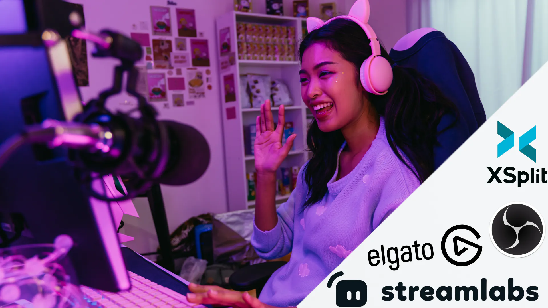 Eine junge Frau streamt und winkt in die Kamera. In der unteren rechten Ecke befinden sich die Logos verschiedener Streaming-Software Anbieter.