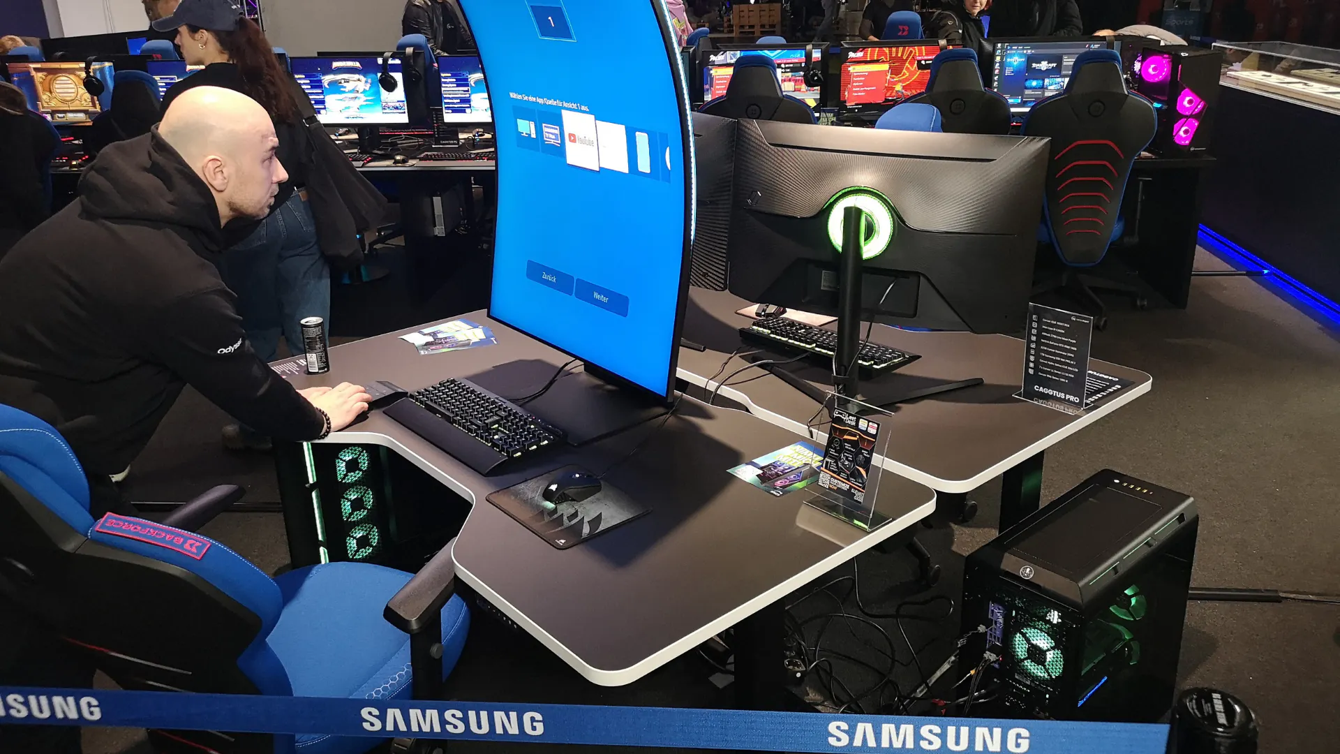 LeetDesk Gaming desks coupled Samsung monitors is a winning combo - Location Caggtus in Leipzig